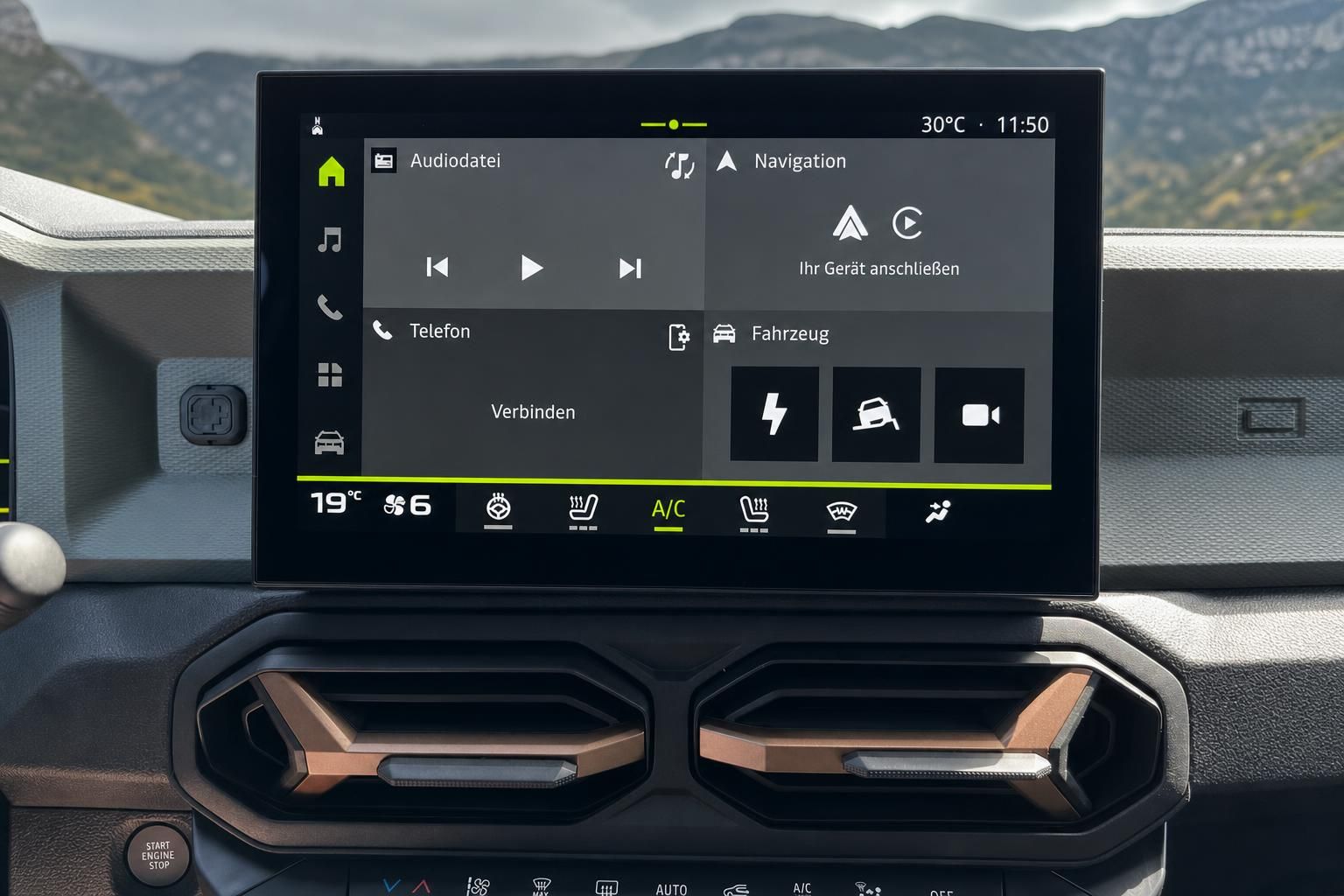 Auto Infotainment System mit Touchscreen Display und Klimaanlage Bedienung