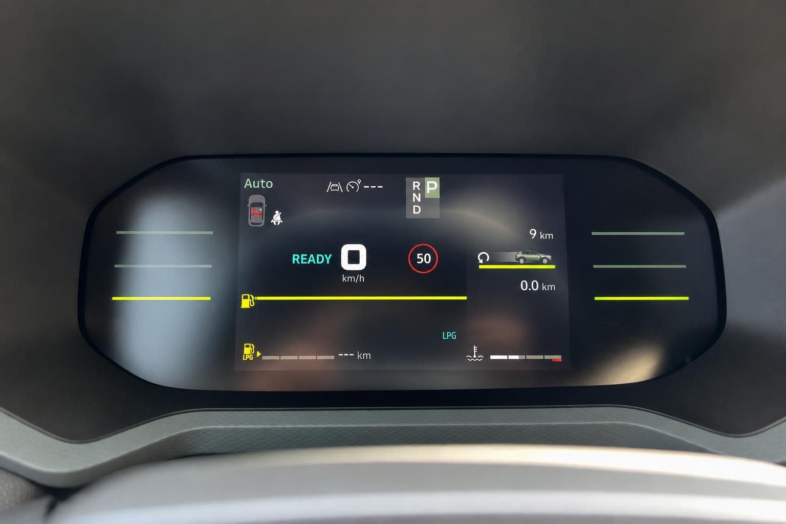 Digitales Kombiinstrument mit Geschwindigkeitsanzeige und Fahrassistenzsystemen im modernen Fahrzeug