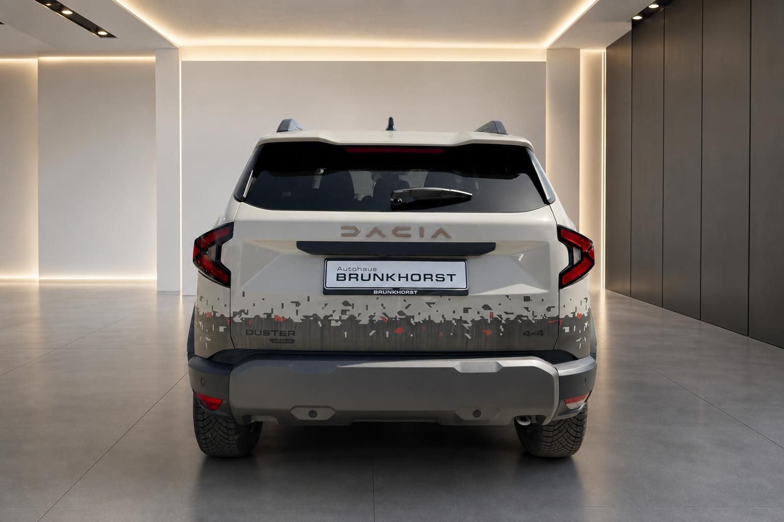 Dacia Duster SUV Heckansicht in weiss mit Camouflage-Design im Autohaus Brunkhorst Showroom