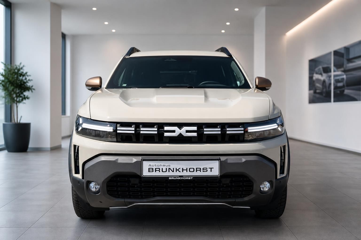 Dacia Duster SUV Frontansicht in weiss mit LED-Scheinwerfern im Autohaus Brunkhorst