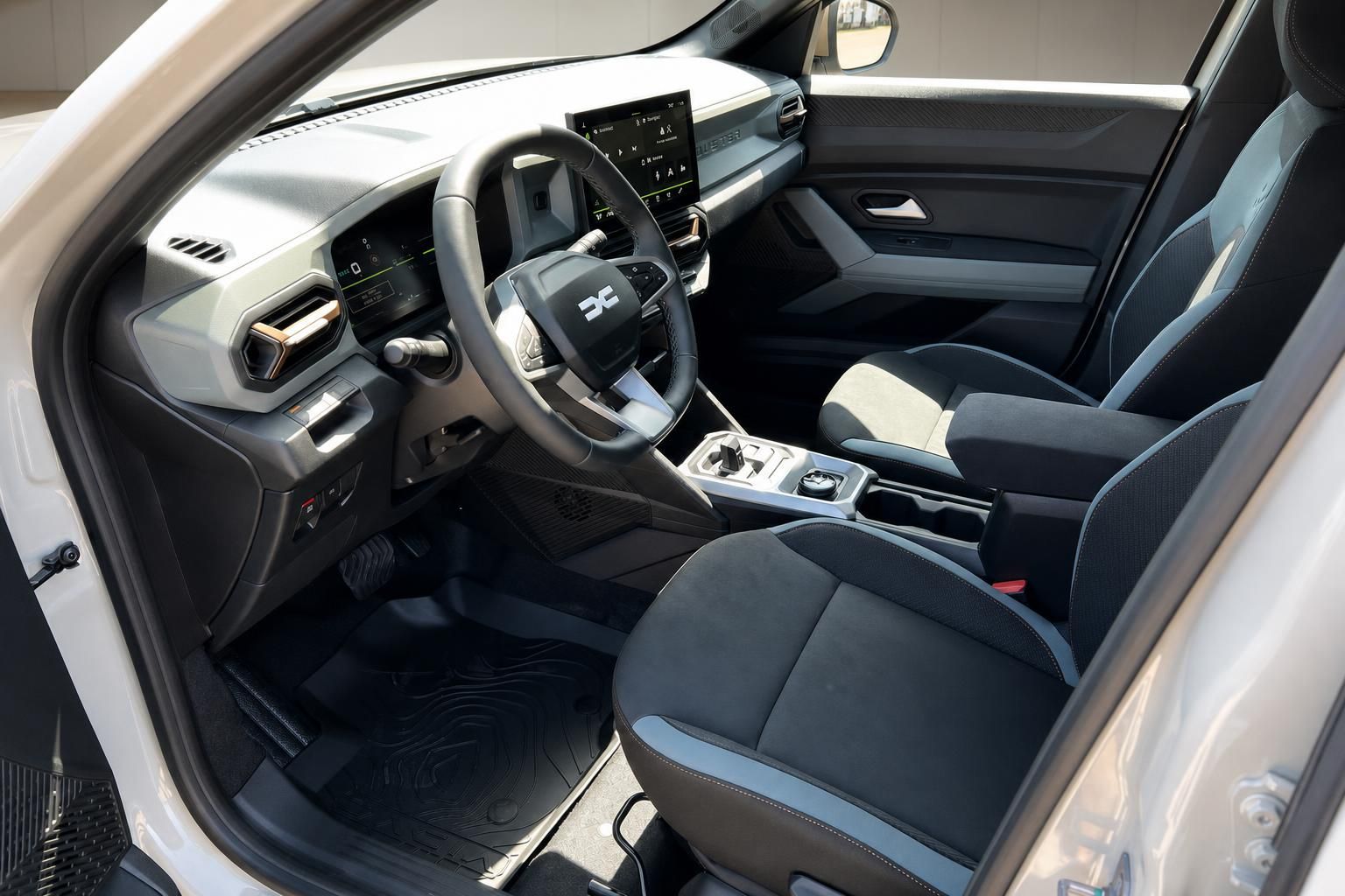 Dacia Duster Fahrersitz und Innenausstattung mit zweifarbigen Sitzen und Mittelkonsole