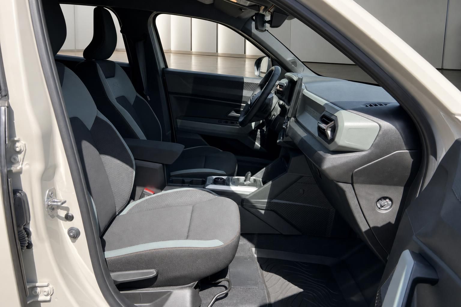 Auto Innenraum Vordersitze mit grauem Interieur und modernem Dashboard