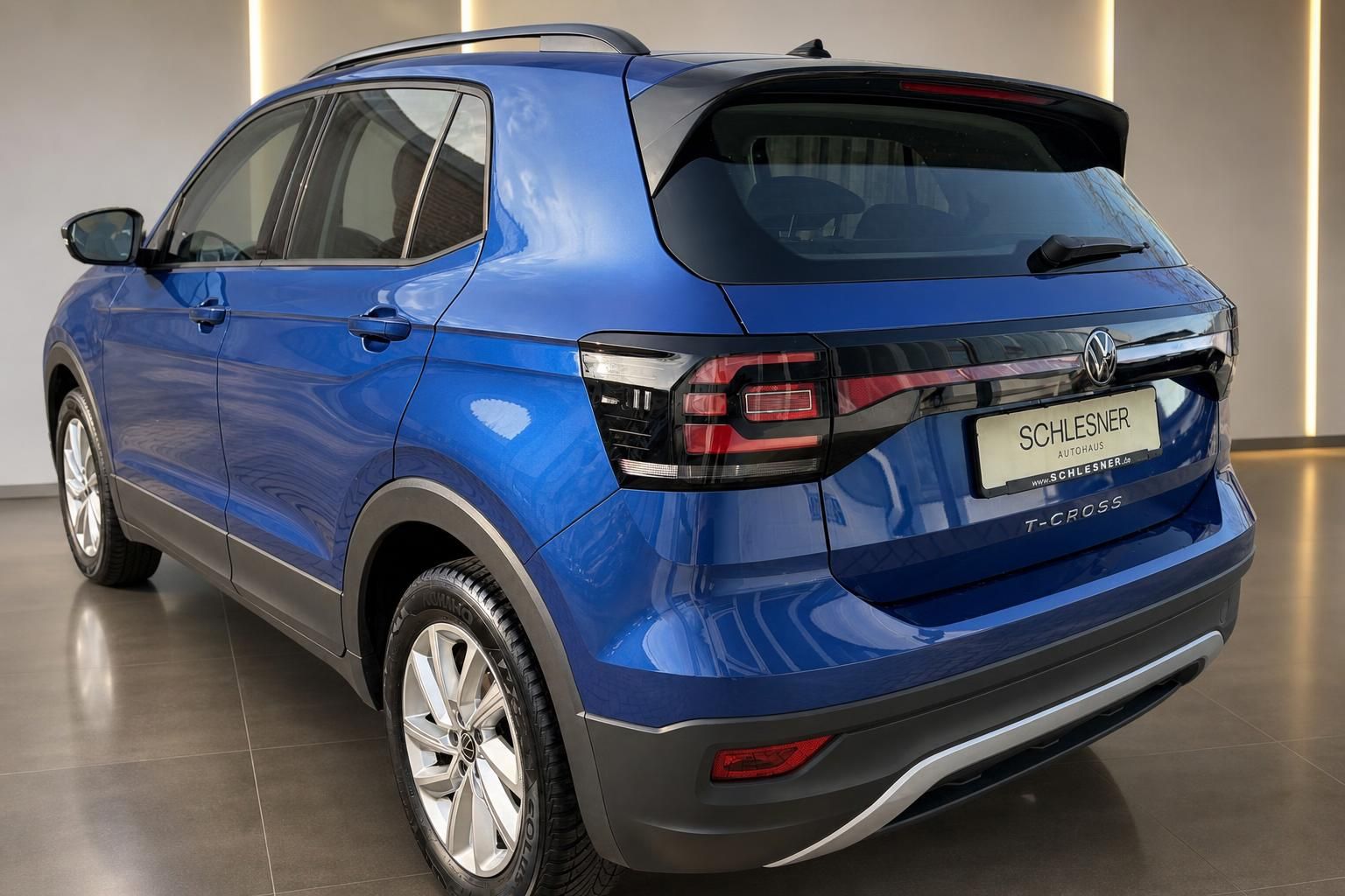 VW T-Cross blau Heckansicht mit Rücklichtern im Autohaus