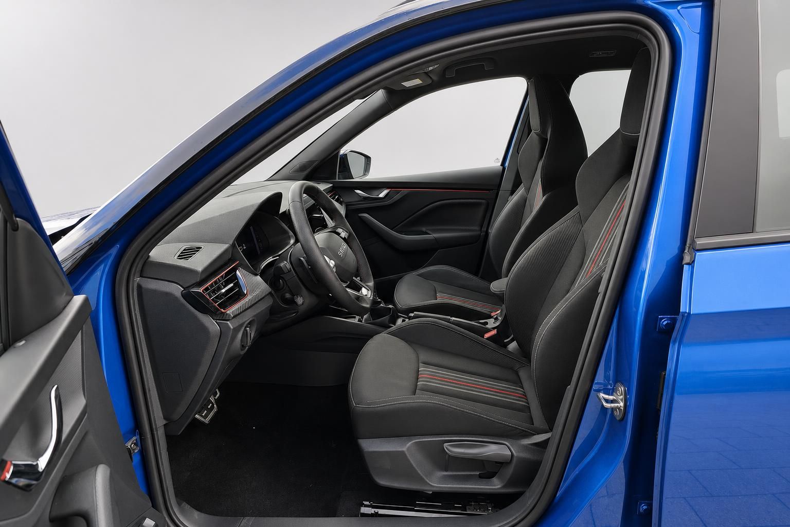 Skoda Innenraum Vordersitze und Cockpit durch offene Tuer