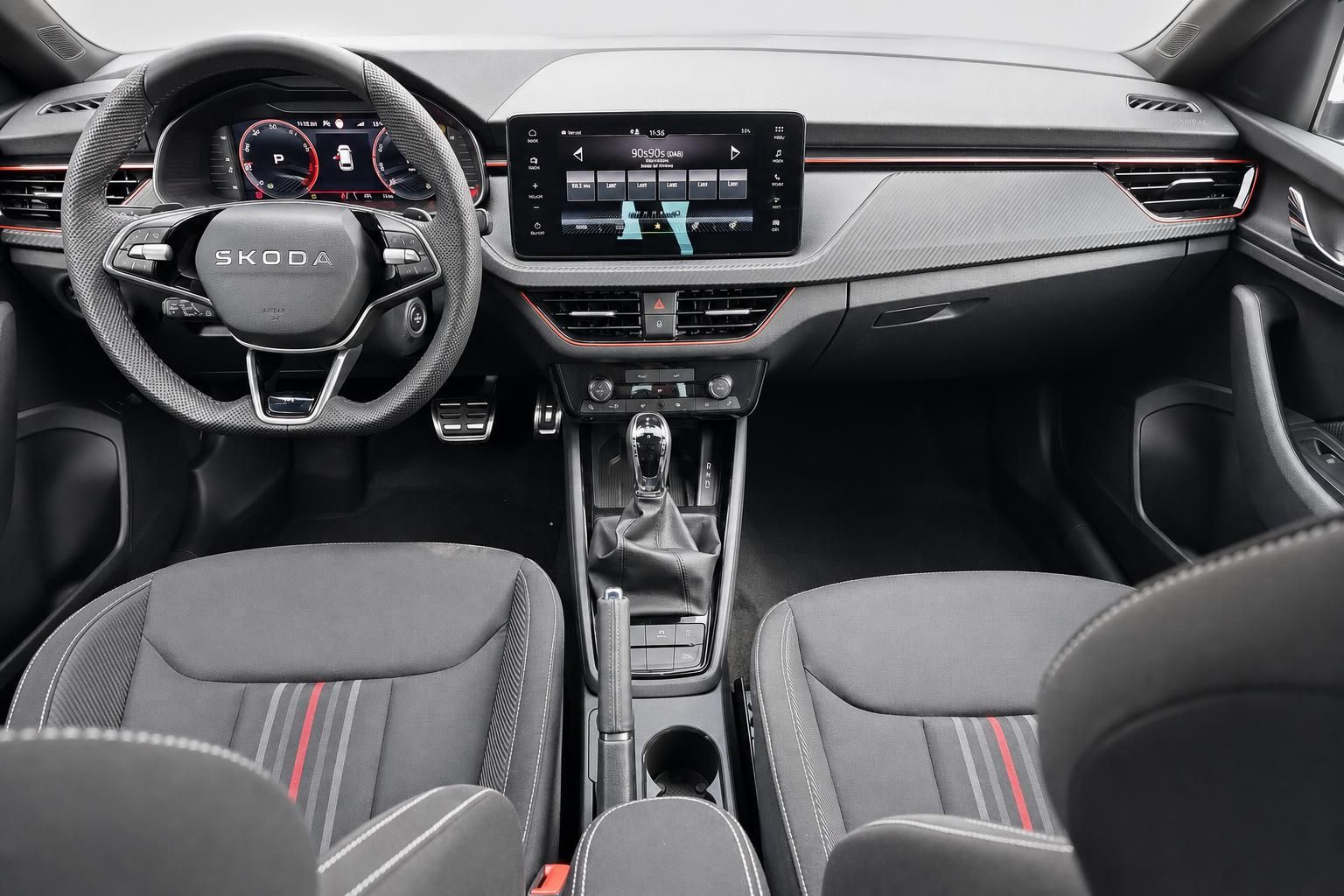 Skoda Cockpit mit Lenkrad Navigationssystem und Mittelkonsole