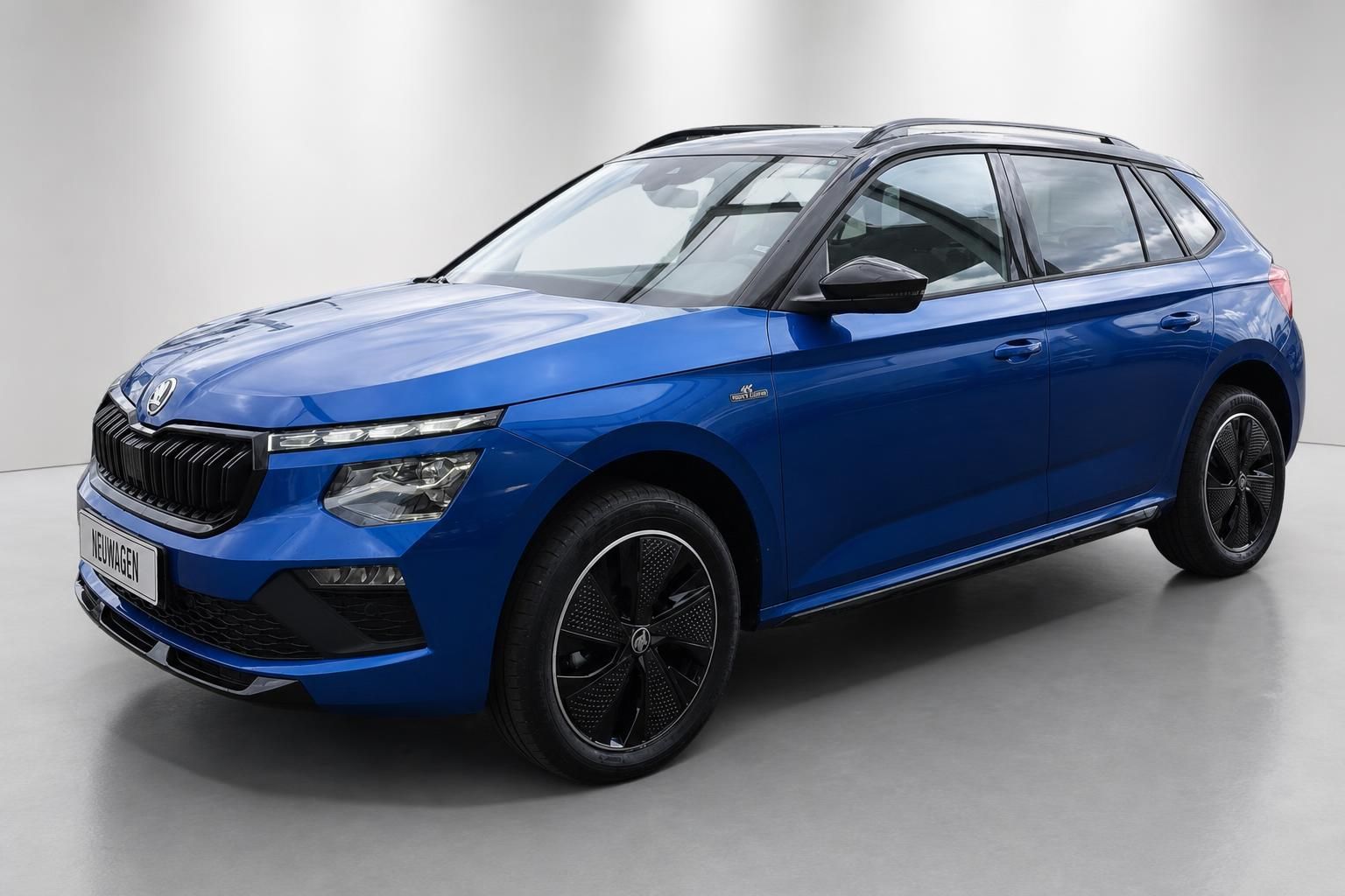 Skoda Kamiq blau Seitenansicht schraeg vorne im Studio