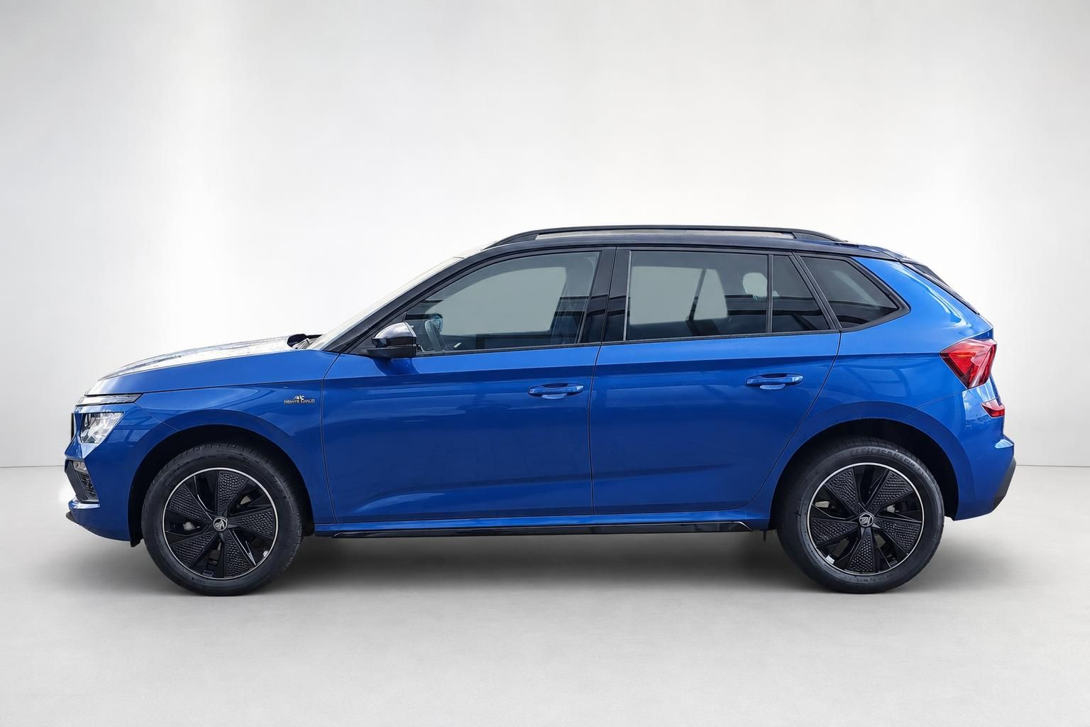 Skoda Kamiq blau Seitenansicht komplett im Fotostudio