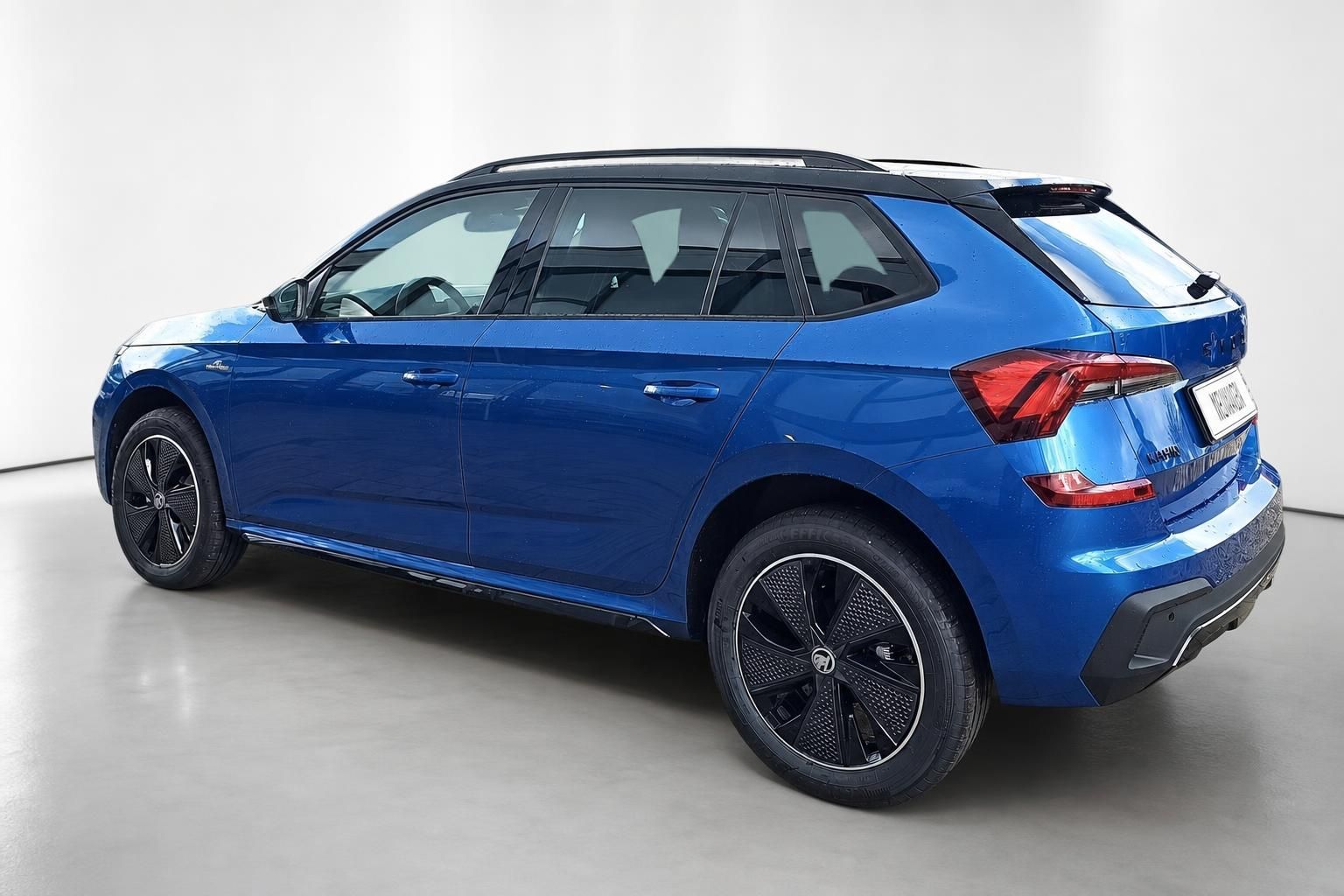 Skoda Kamiq blau Heckansicht schraeg im Fotostudio