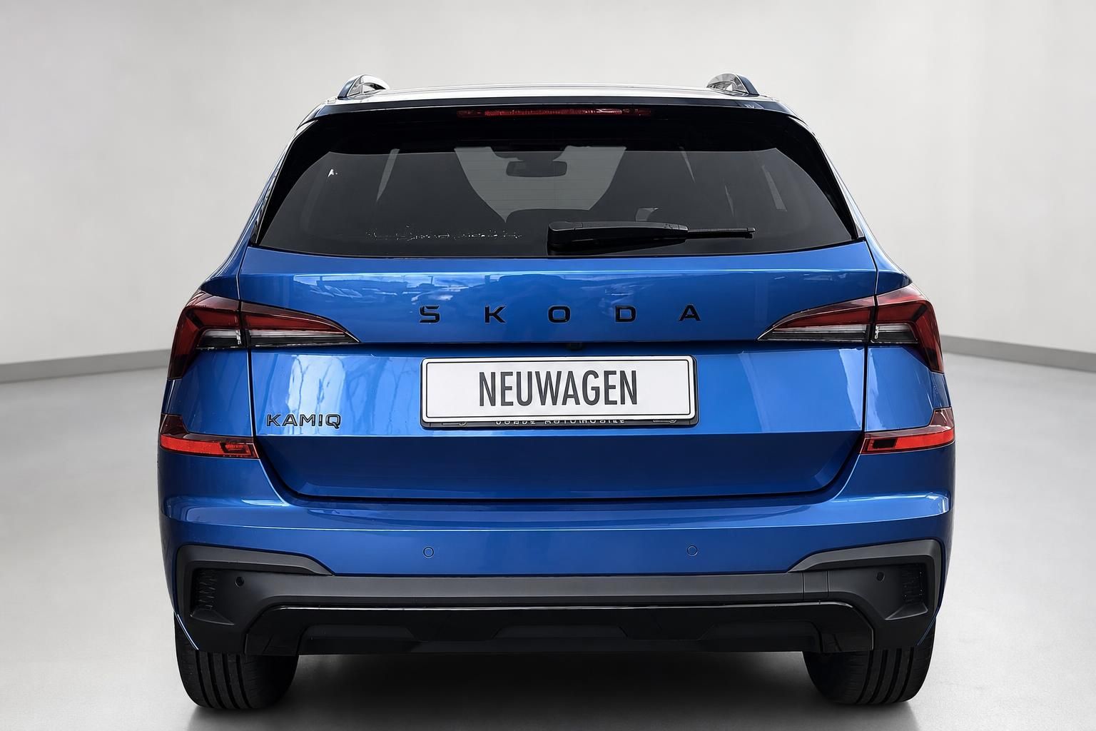 Skoda Kamiq blau Heckansicht Neuwagen im Studio