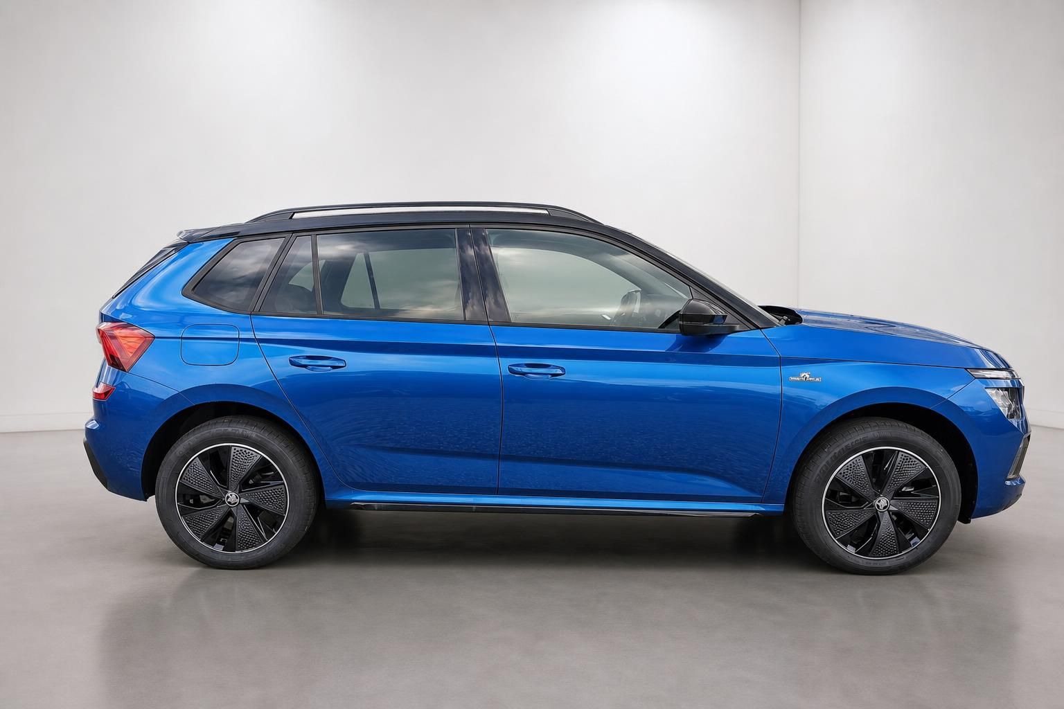 Skoda Kamiq blau Seitenansicht Studioaufnahme