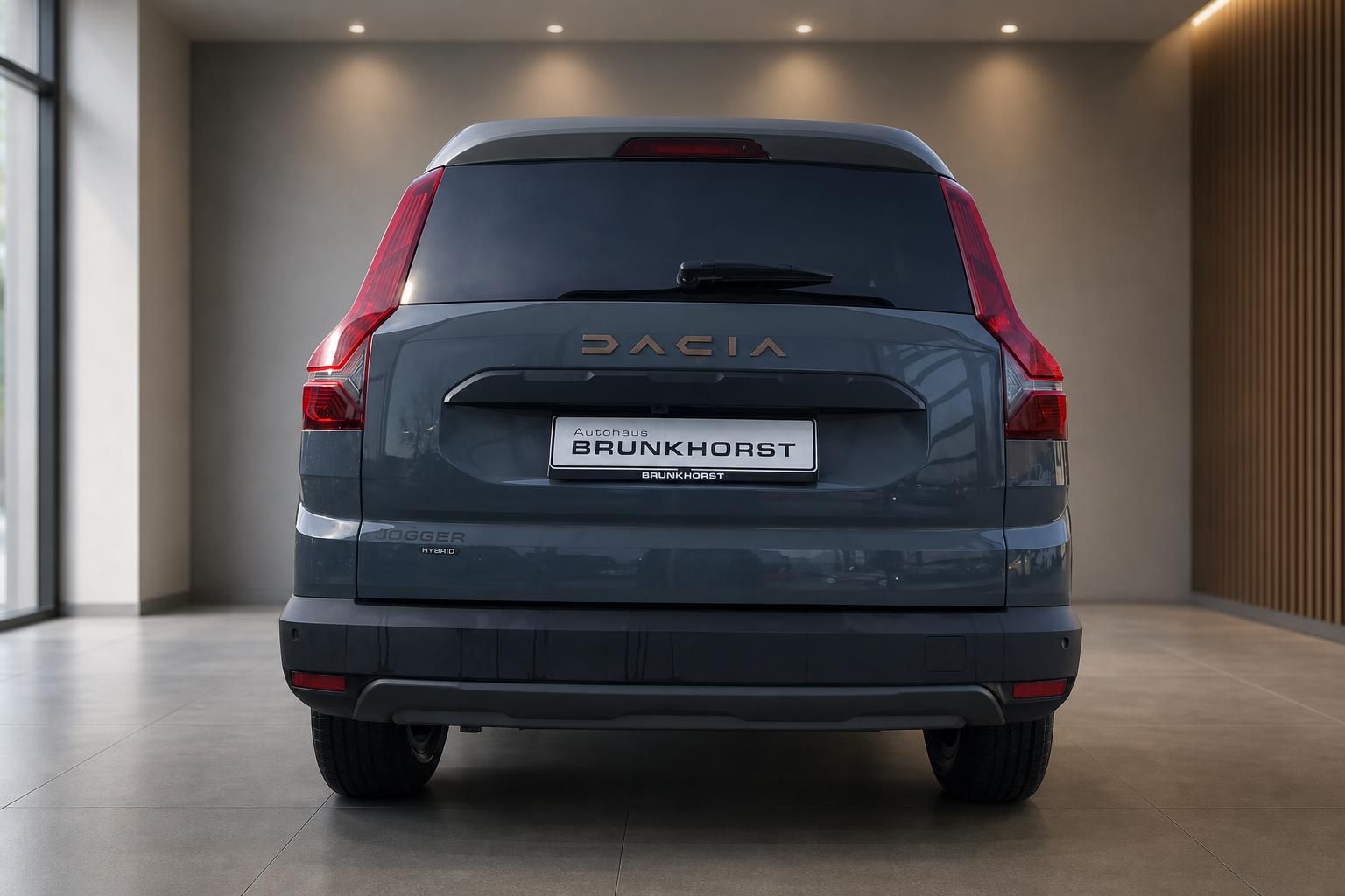 Dacia SUV grau Heckansicht - moderne Rückleuchten und HYBRID-Kennzeichnung bei Brunkhorst