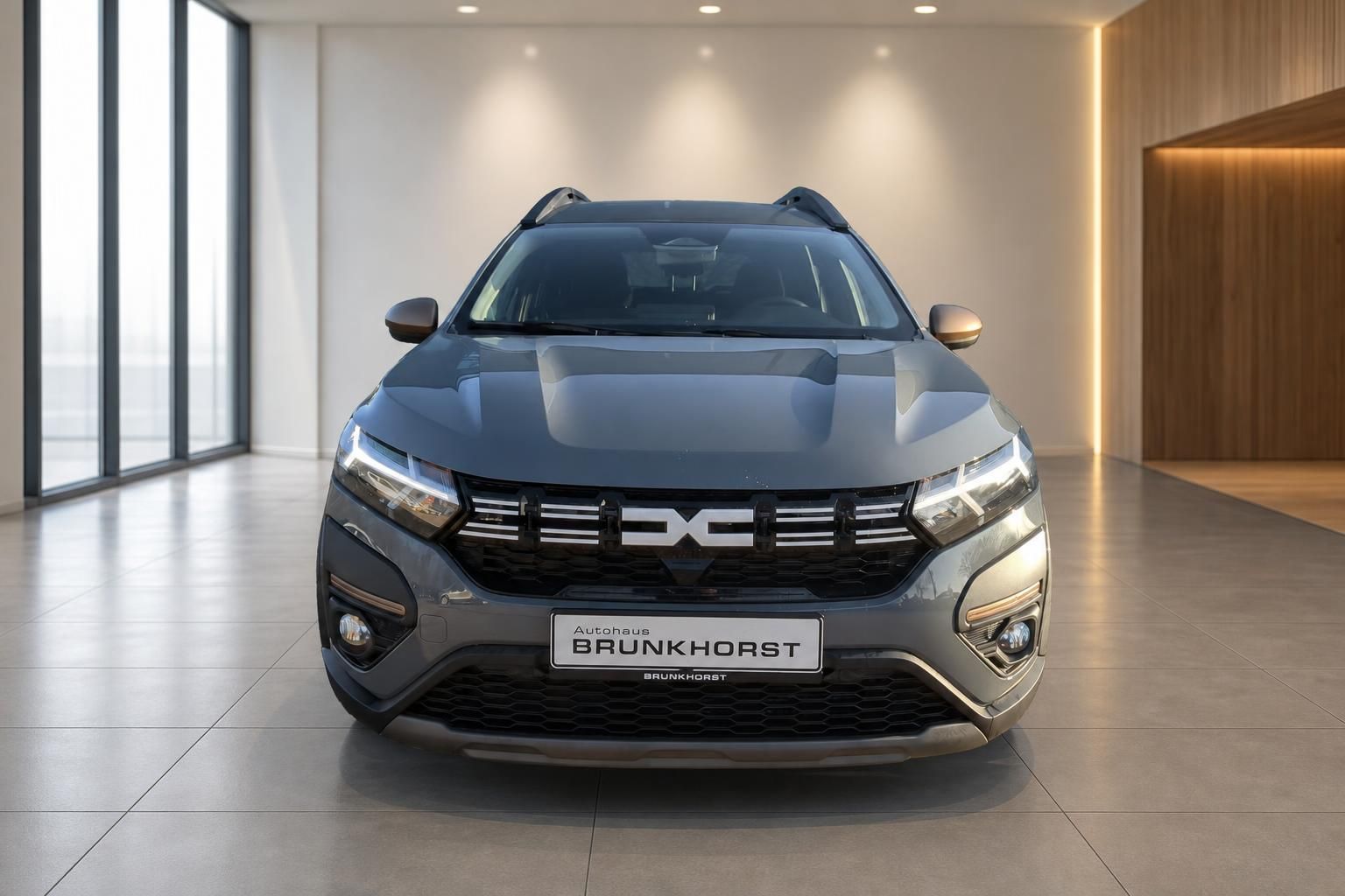 Dacia SUV grau Frontansicht - modernes Design mit LED-Scheinwerfern im Autohaus Brunkhorst