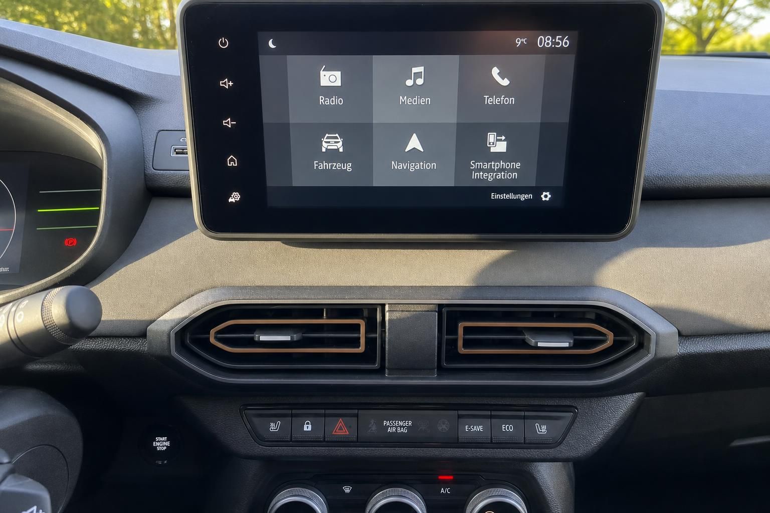 Dacia Infotainment-Display mit Navigation und Fahrzeugeinstellungen im Armaturenbrett