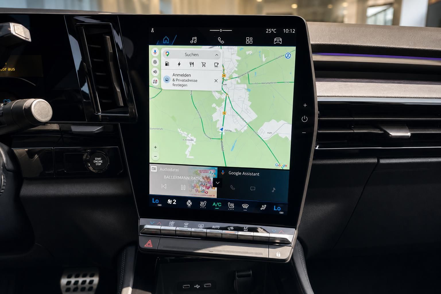 Großes Touchscreen Display im Fahrzeug mit Navigationssystem und Medienfunktionen