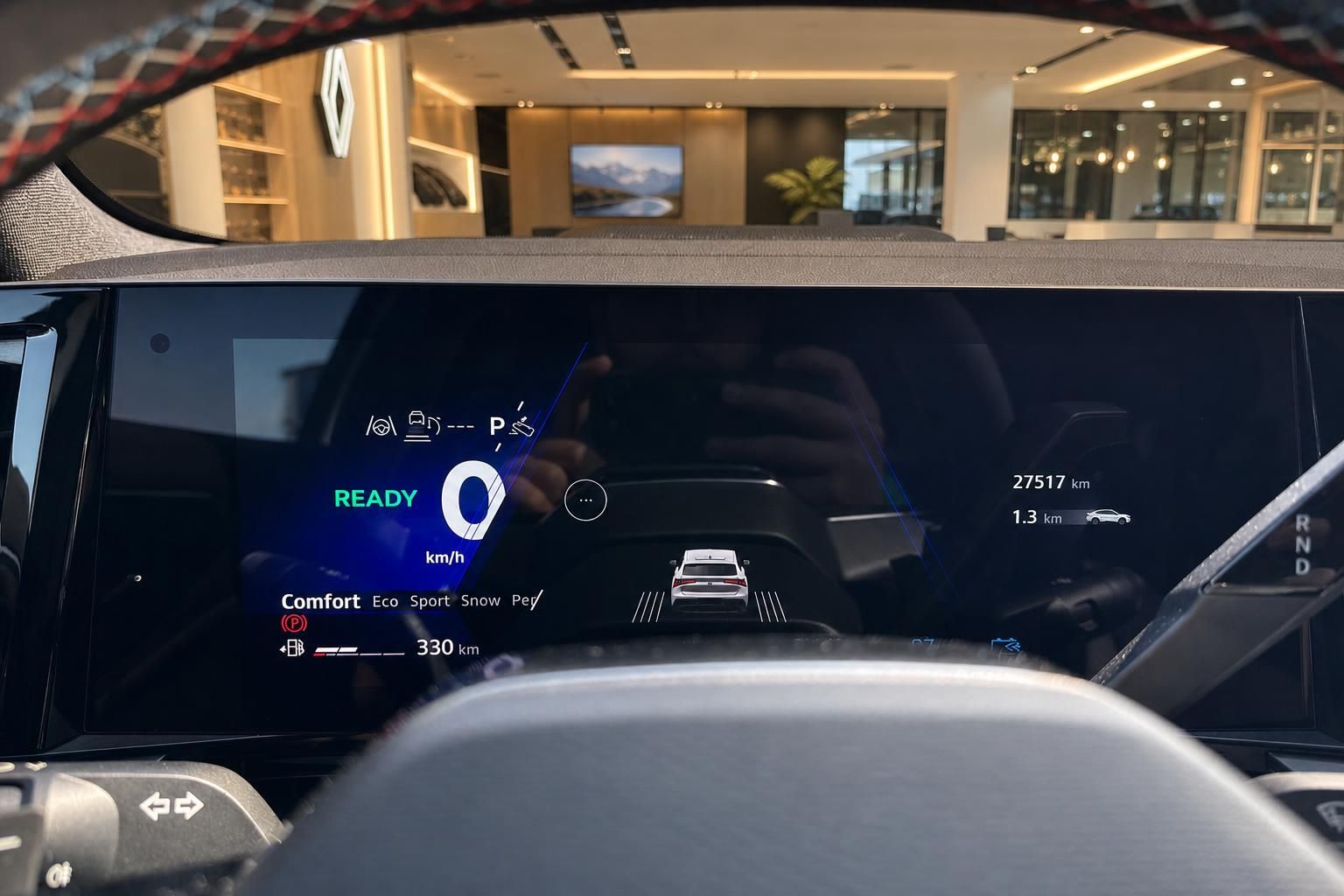 Digitales Armaturenbrett mit Fahrmodi-Anzeige und Geschwindigkeitsmesser im modernen Fahrzeug