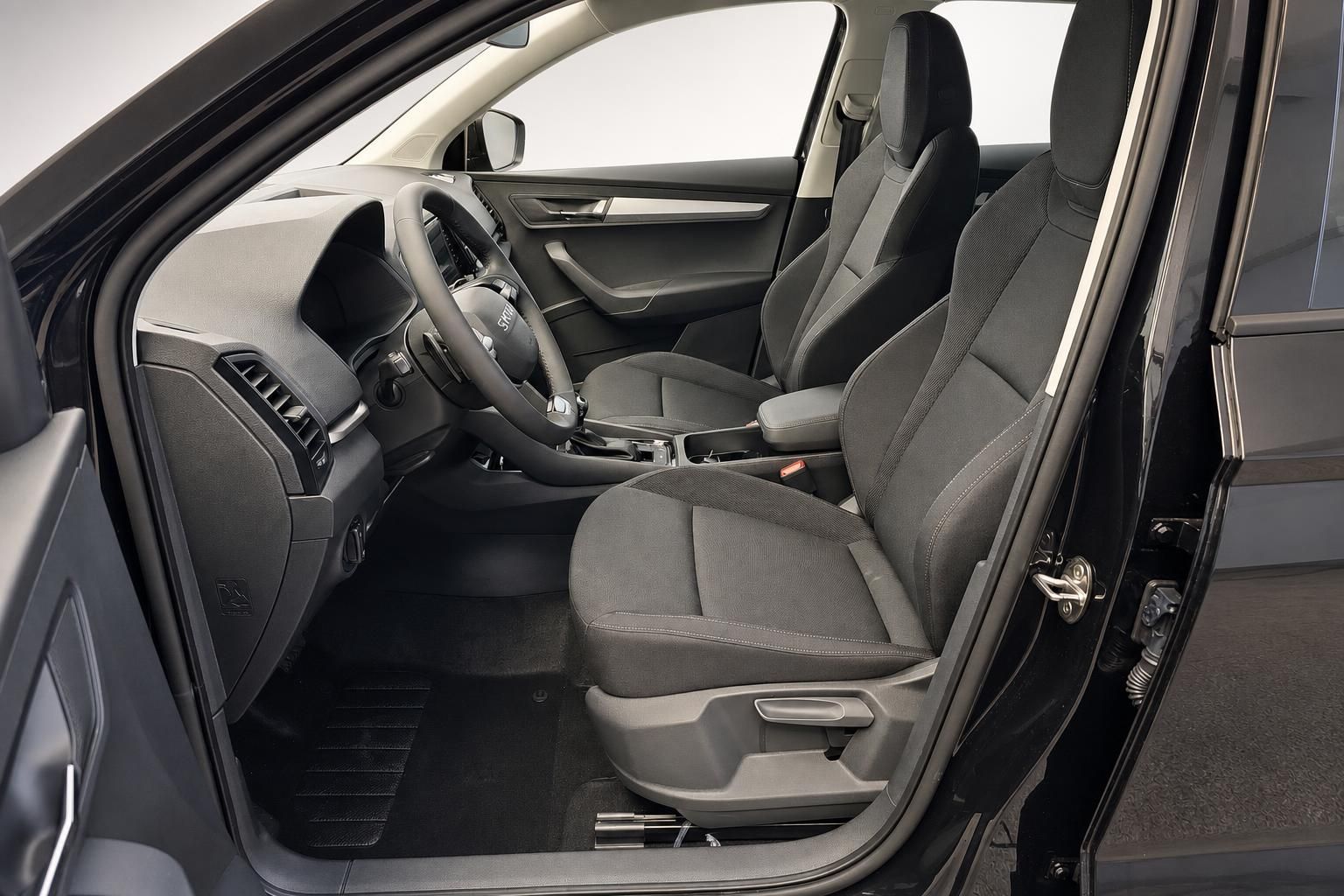 Skoda Karoq Fahrerraum mit Sitzen und Lenkrad Detailansicht