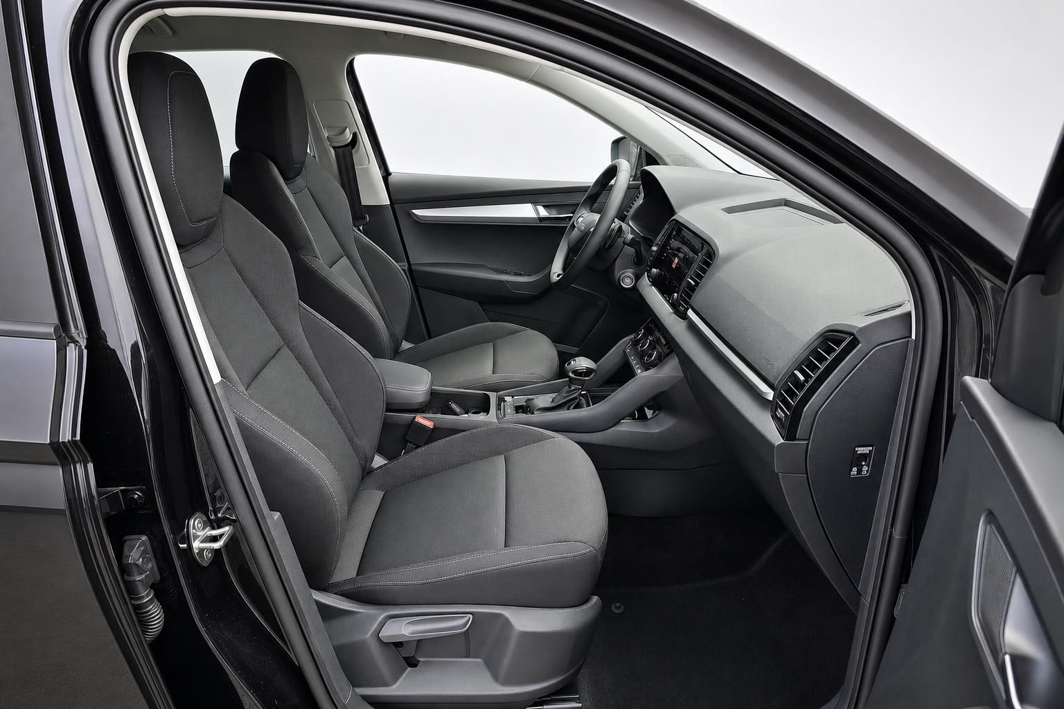 Skoda Karoq Innenraum Vordersitze und Armaturenbrett