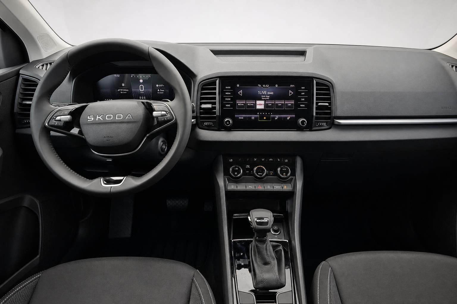 Skoda Karoq Cockpit mit Lenkrad und Infotainment Display