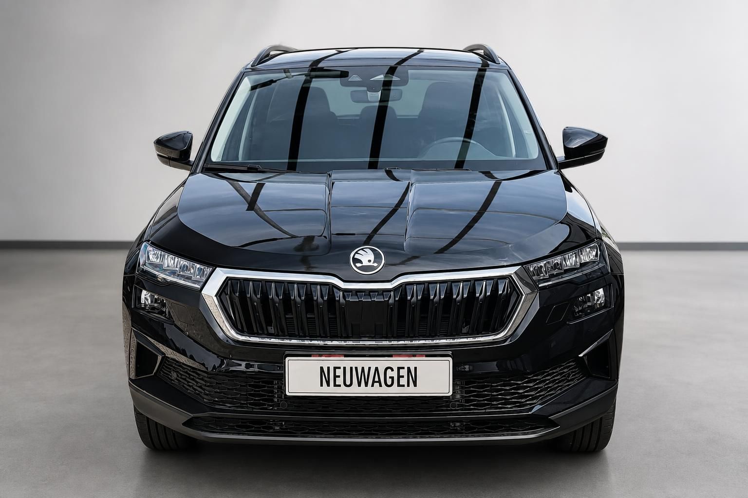 Skoda Karoq schwarz Frontansicht direkt Neuwagen