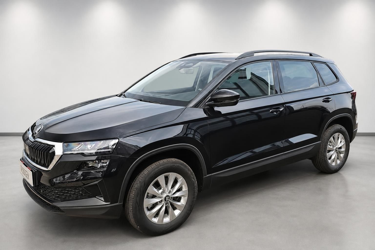 Skoda Karoq schwarz Frontansicht schraeg Neuwagen