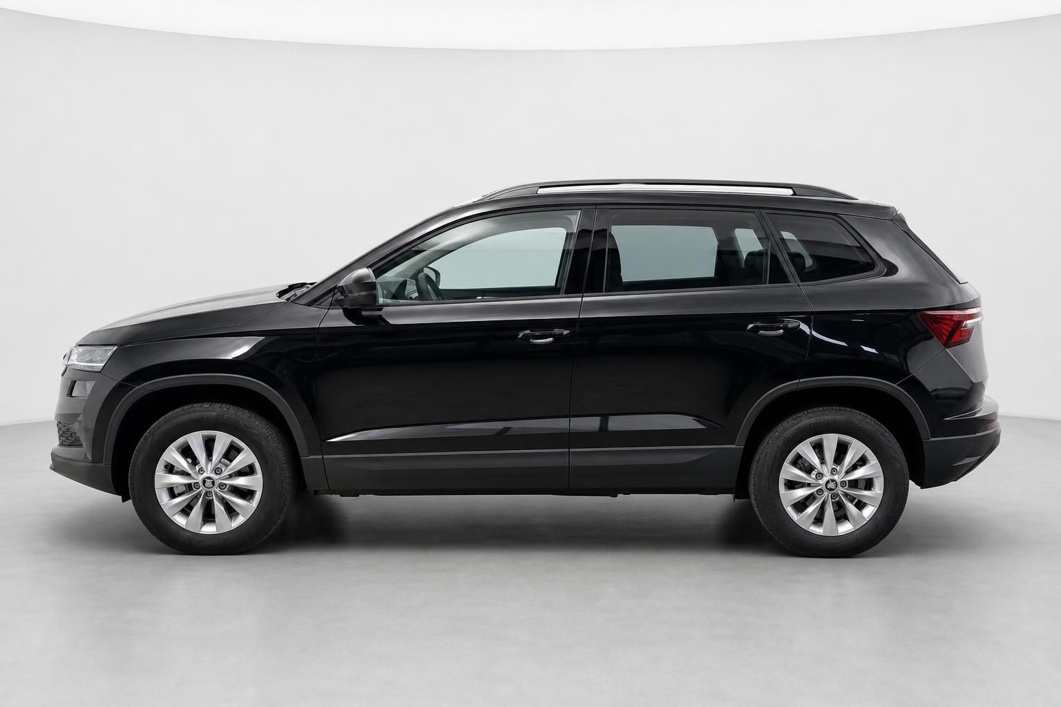 Skoda Karoq schwarz Seitenansicht Neuwagen Studio