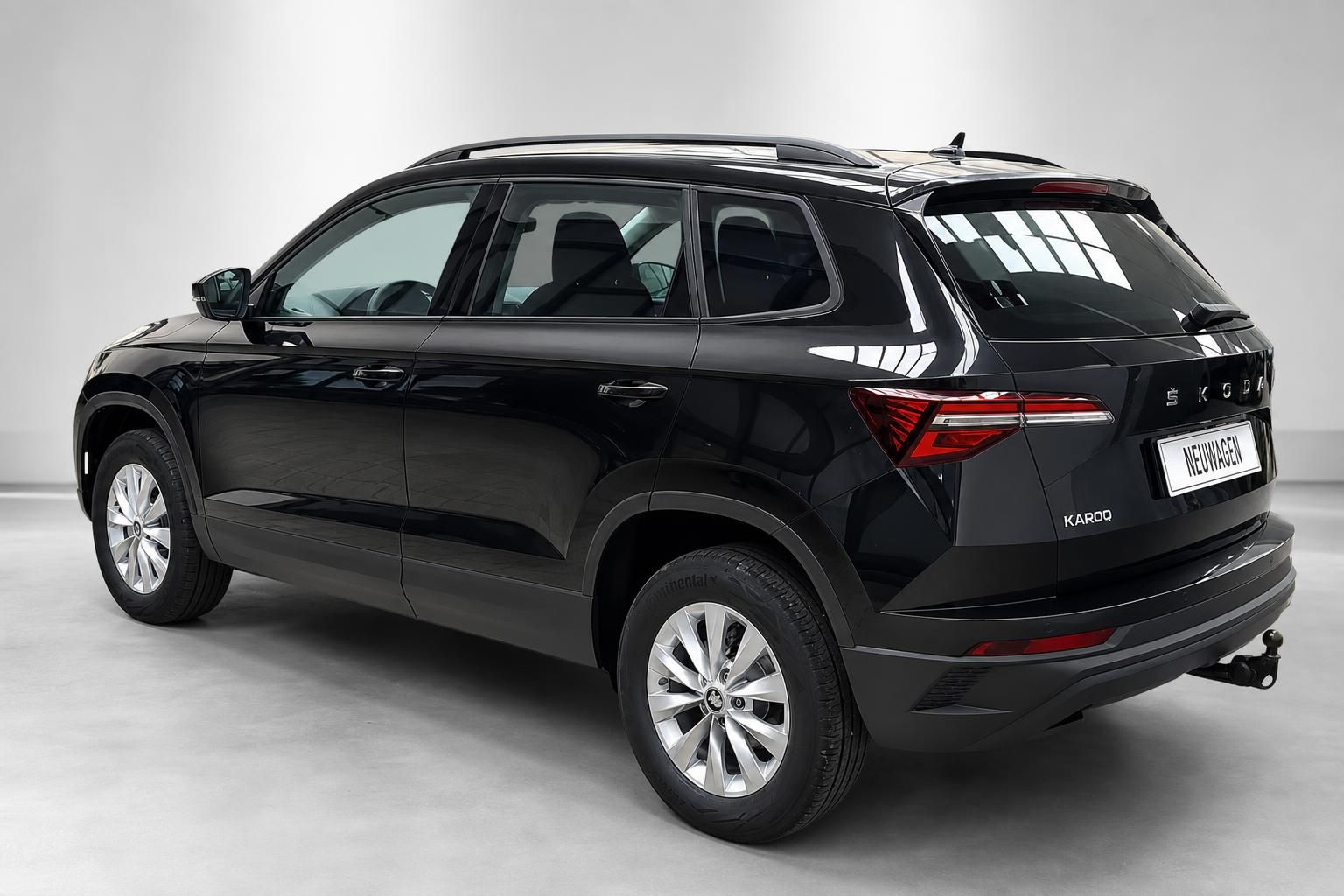 Skoda Karoq schwarz Heckansicht schraeg Neuwagen