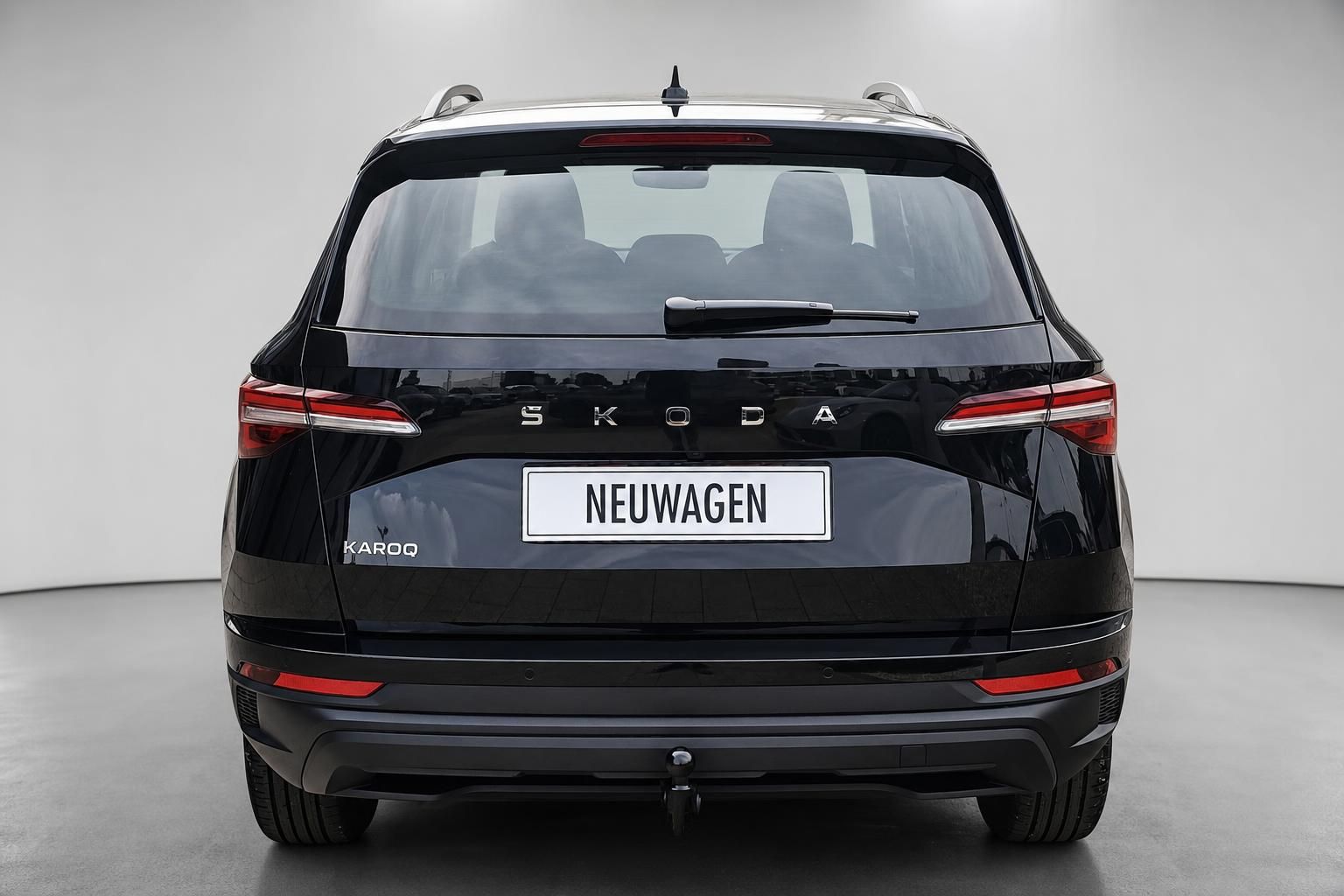 Skoda Karoq schwarz Heckansicht Neuwagen im Studio