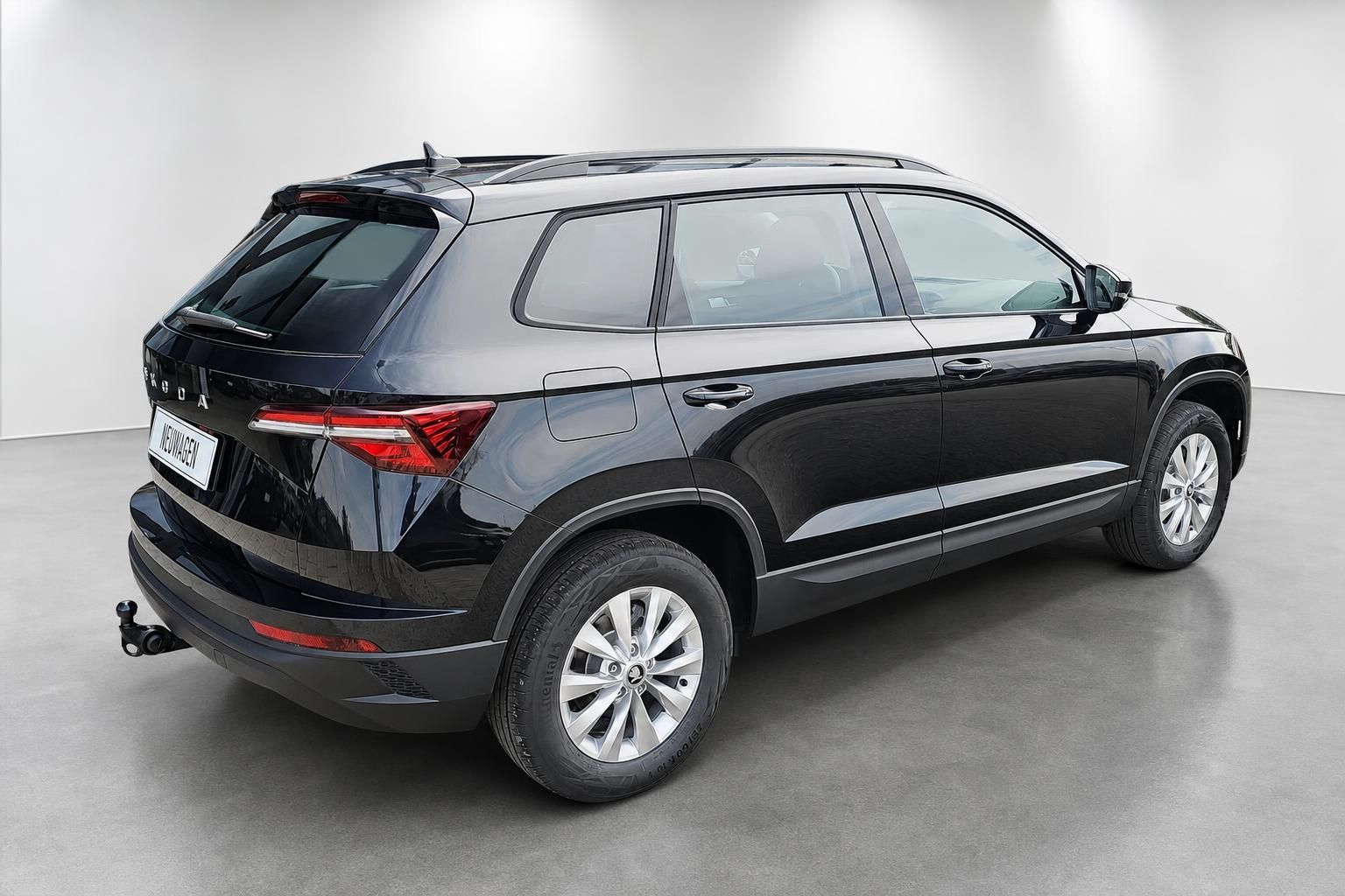 Skoda Karoq schwarz Heck seitlich SUV Neuwagen