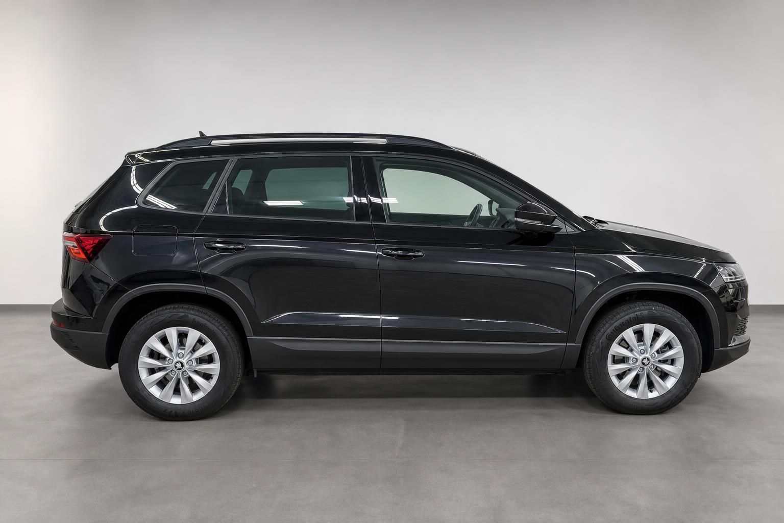 Skoda Karoq schwarz Seitenansicht SUV Studioaufnahme