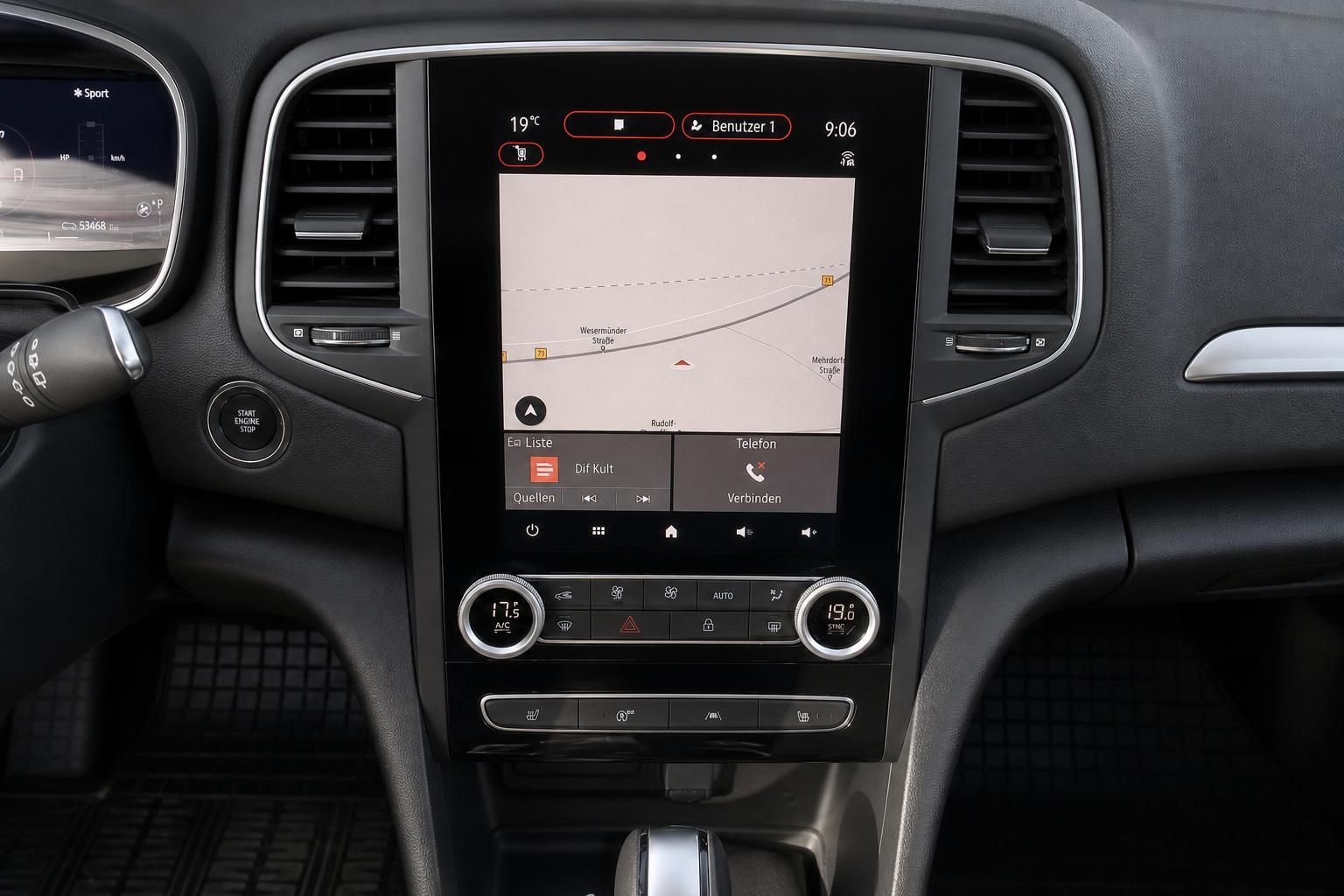 Renault Infotainment-Display mit Navigation und Klimabedienung im Detail
