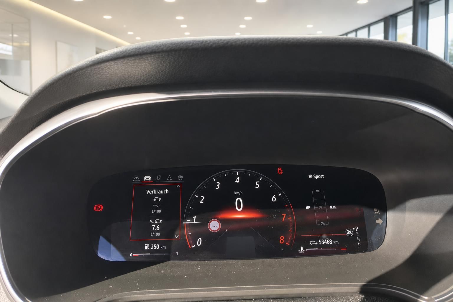 Digitales Kombiinstrument mit Tachoanzeige im Fahrzeug-Cockpit