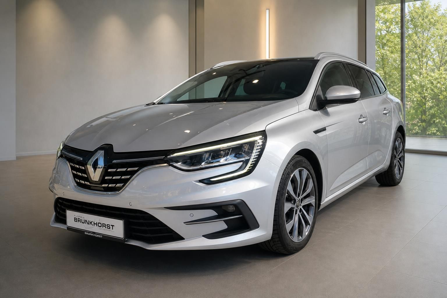 Renault Megane Grandtour silber Frontansicht seitlich im Autohaus