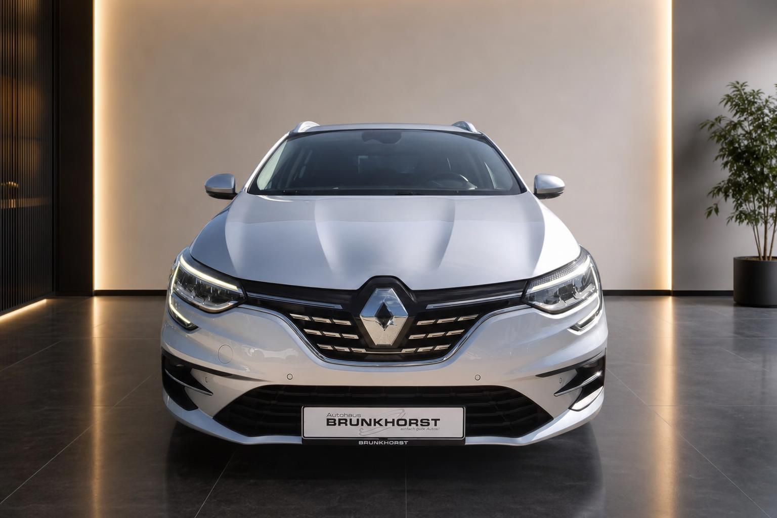 Renault Megane Kombi Frontansicht silber beim Autohaus Brunkhorst