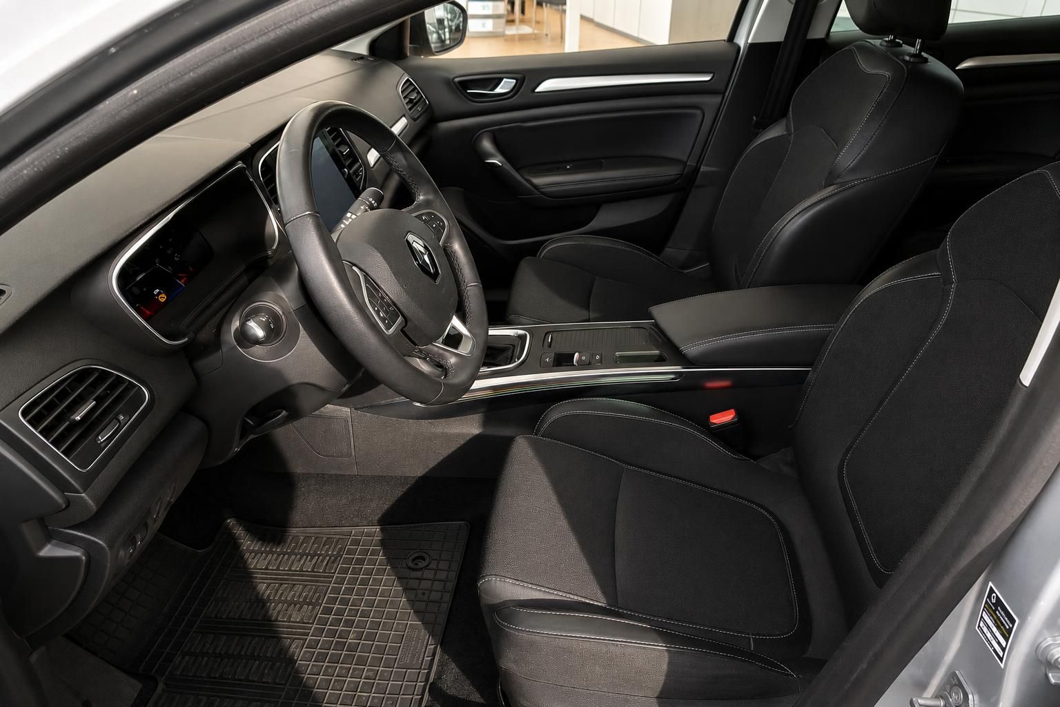 Renault Megane Innenraum mit schwarzen Ledersitzen und Lenkrad