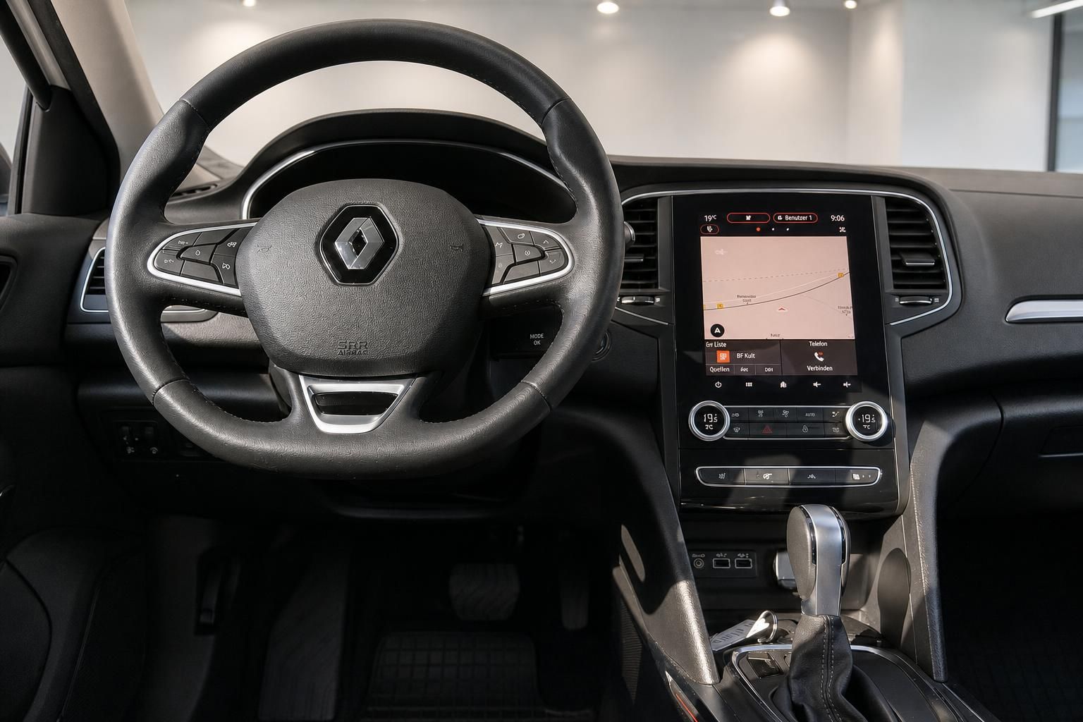 Renault Megane Cockpit mit Lenkrad und Navigationsdisplay im Innenraum