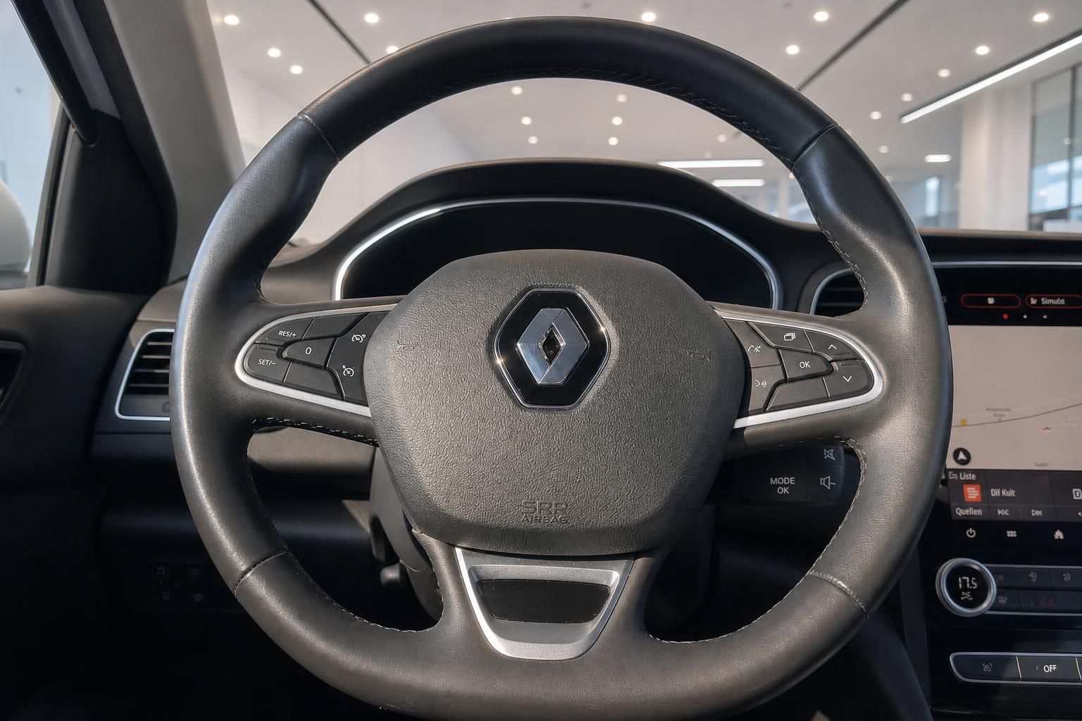Renault Lenkrad mit Multifunktionstasten und Digitalcockpit im Innenraum
