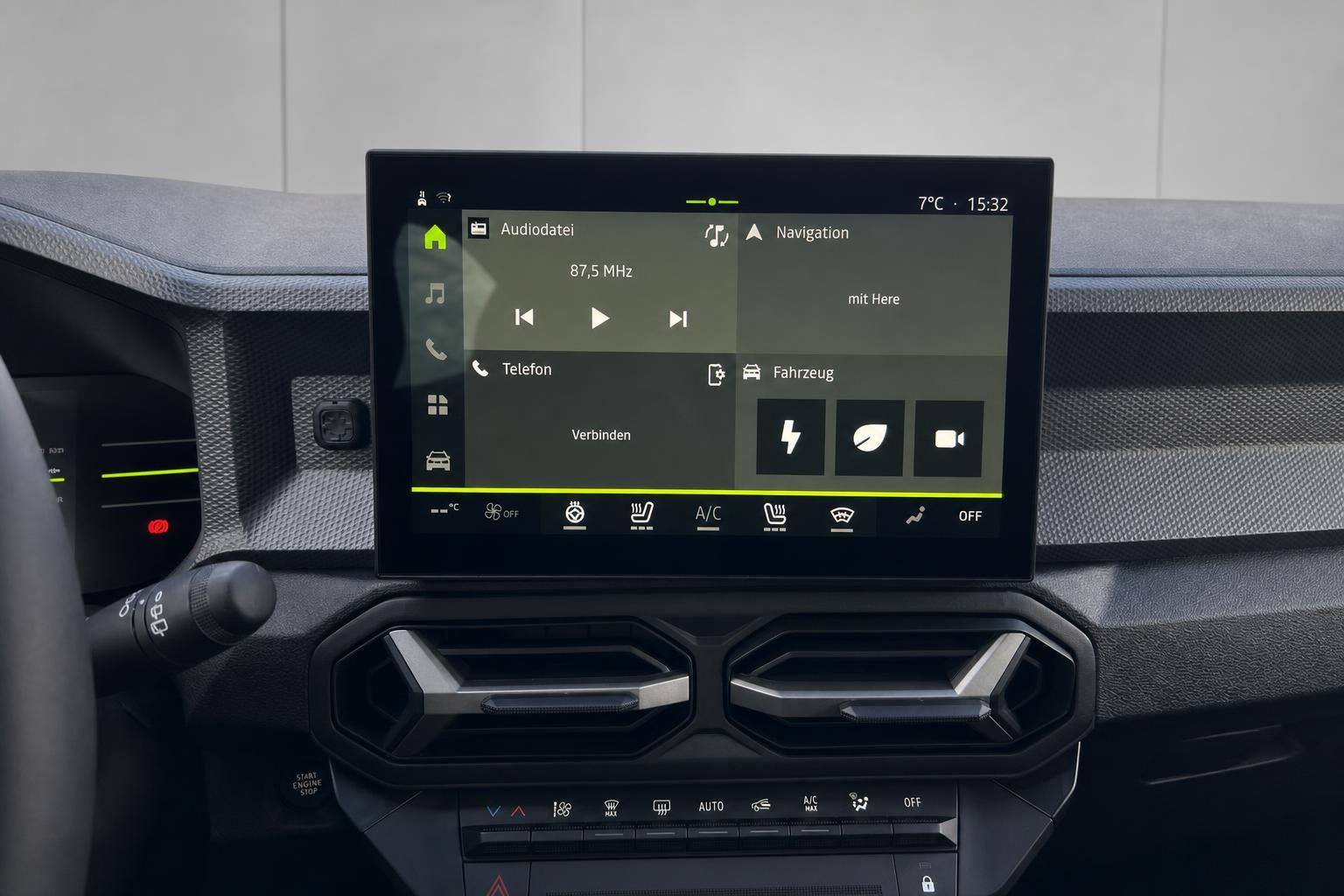 Fahrzeug Infotainment-System mit Touchscreen und Klimabedienung im Innenraum