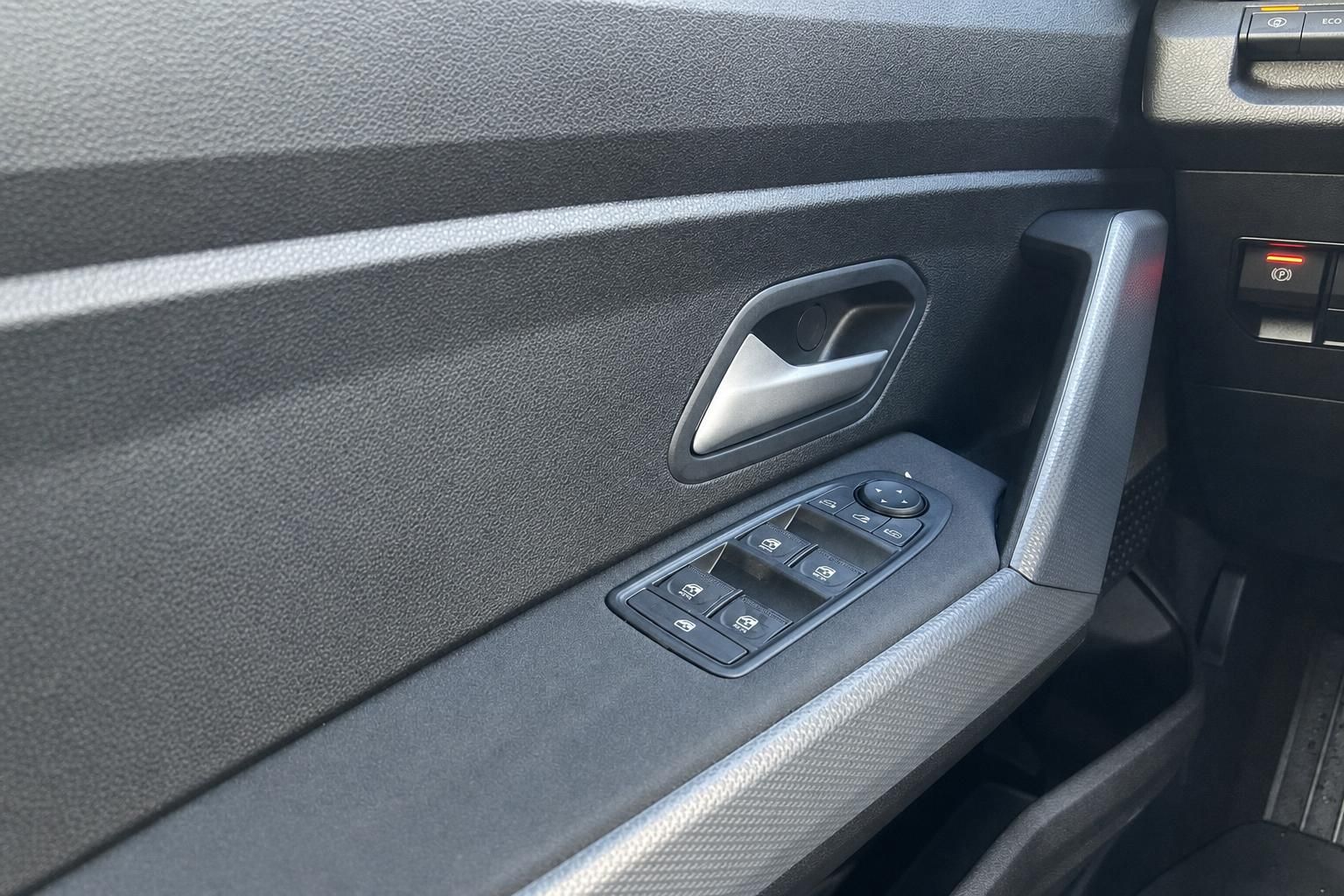 Fahrzeug Innenraum Türverkleidung mit elektrischen Fensterhebern und Türgriff