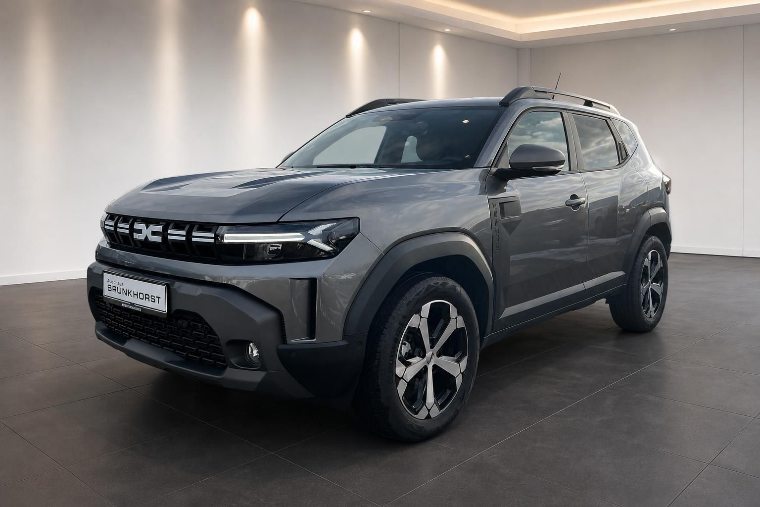 Dacia Duster SUV in grau - Dreiviertel-Frontansicht mit modernem Design und Allrad-Felgen