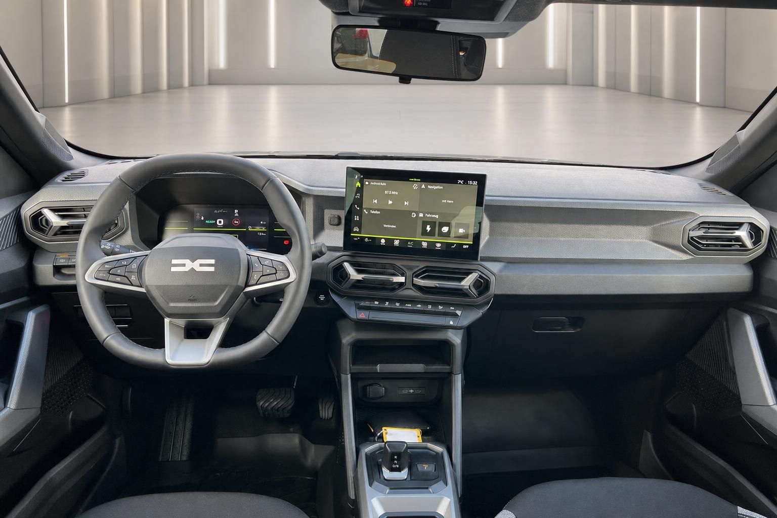 Dacia Innenraum Frontansicht - Dashboard mit Infotainment-System und ergonomischer Ausstattung