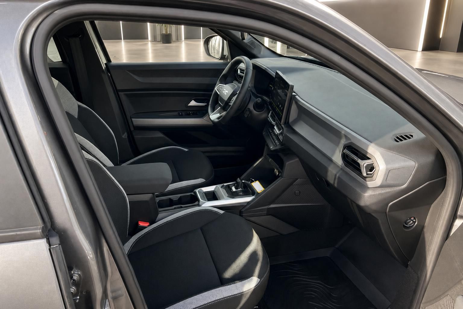 Fahrzeug Innenraum mit schwarzen Sitzen und modernem Armaturenbrett im Showroom