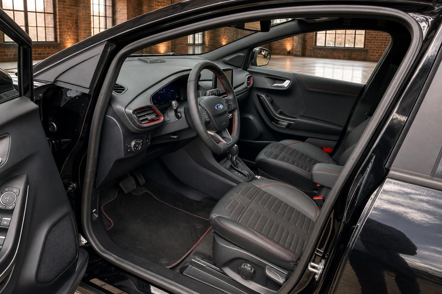Ford Fiesta Innenraum mit Sportsitzen und Lenkrad, Blick durch geoeffnete Tuer