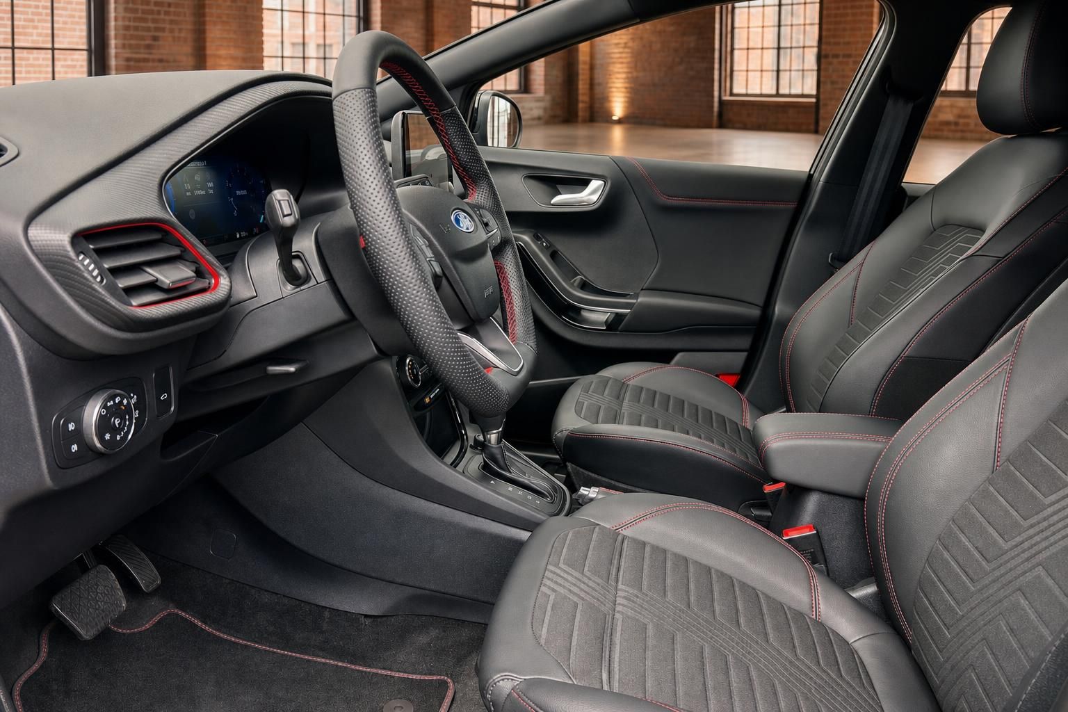 Ford Innenraum mit schwarzen Sportsitzen und roten Ziernähten Cockpit