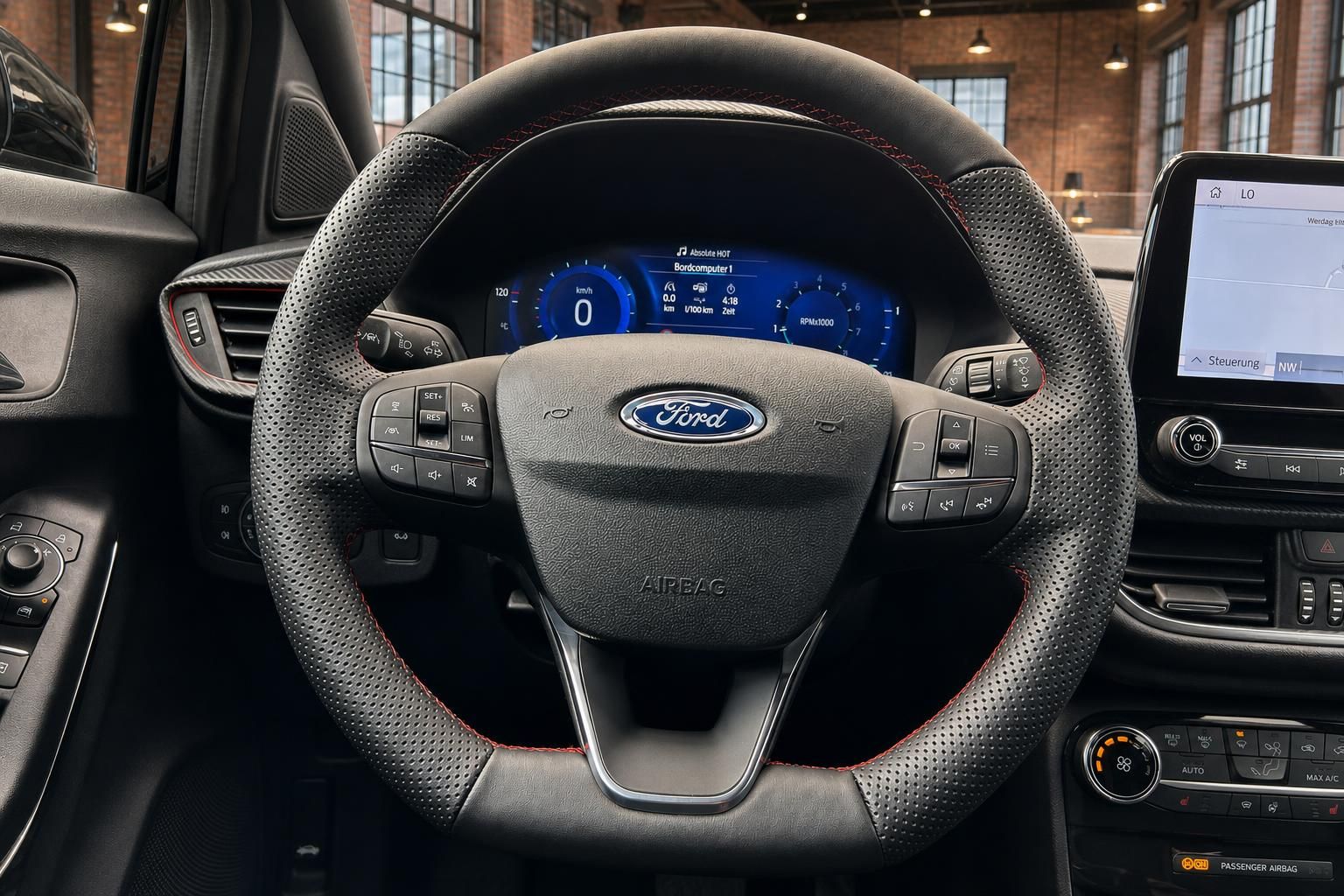 Ford Lenkrad mit Multifunktionstasten und Cockpit-Display im Innenraum