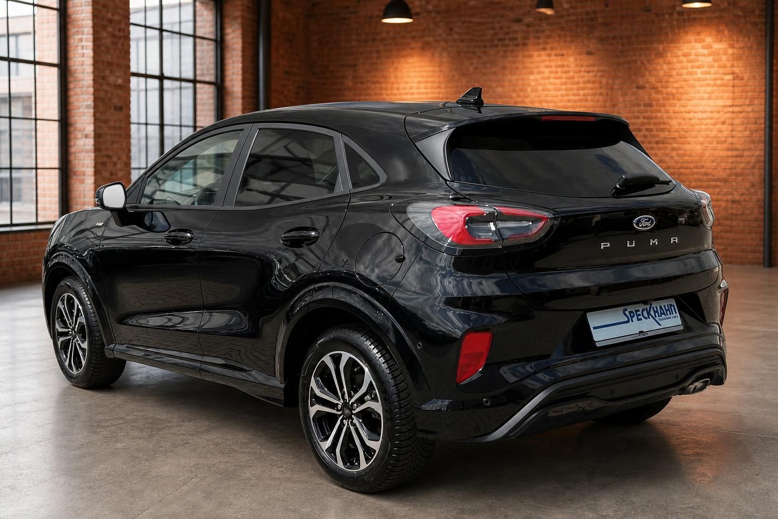 Ford Puma schwarz Heckansicht mit Alufelgen in Loft-Ambiente