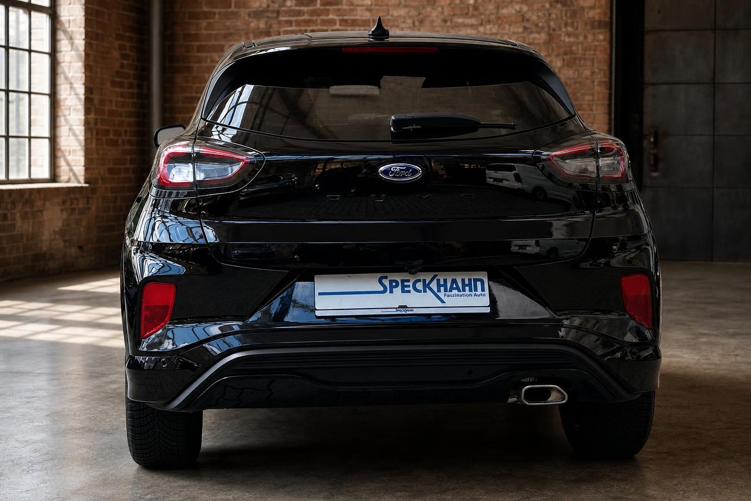 Ford Puma schwarz Heckansicht mit LED-Rückleuchten in Showroom