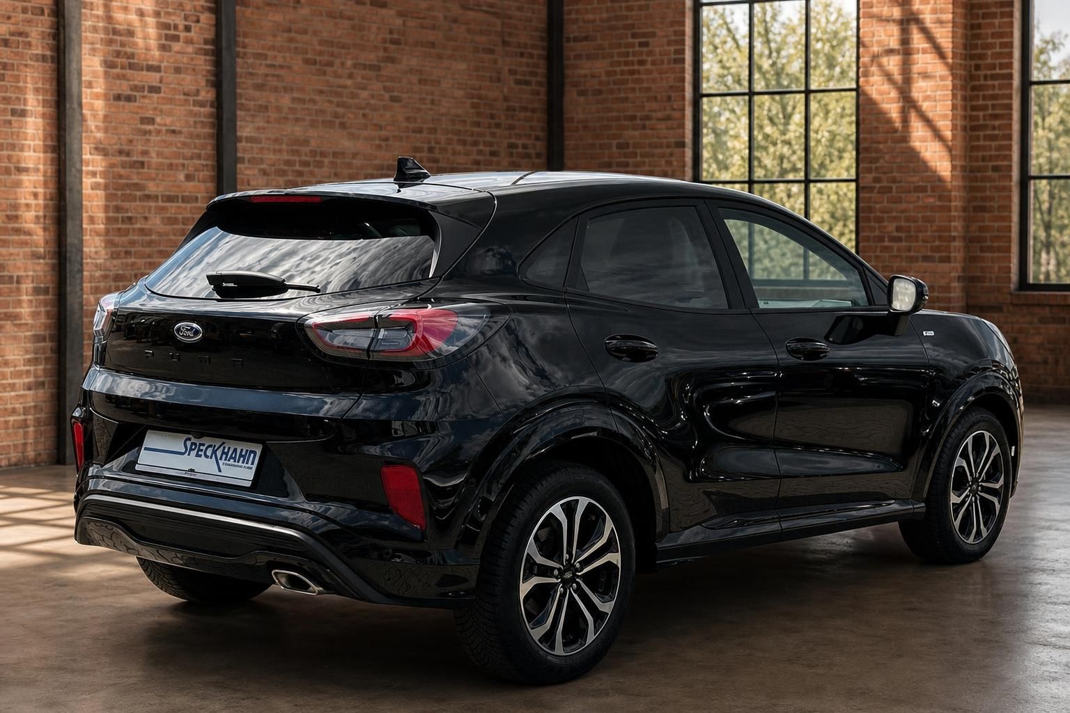 Ford Puma schwarz Heckansicht mit Kennzeichenhalter in Industriehalle