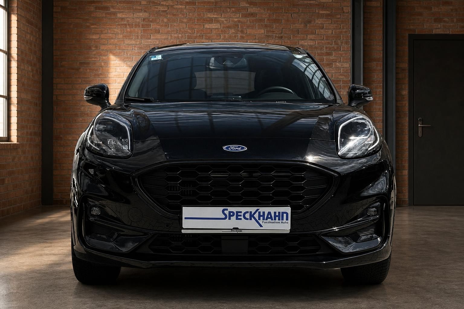 Ford schwarz Frontansicht mit Kennzeichenhalter Speckhahn