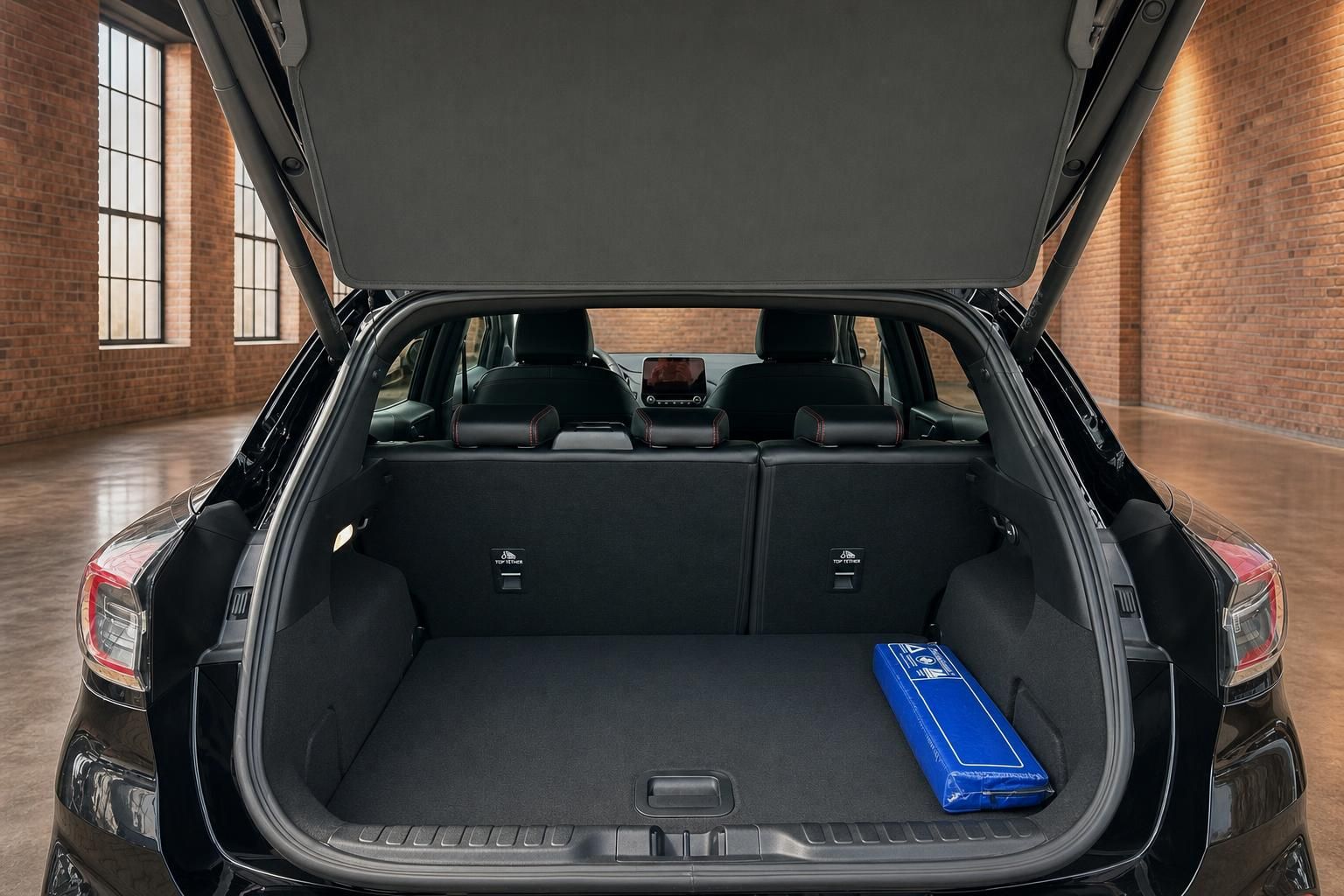 Ford Kofferraum schwarz mit geoeffneter Heckklappe Innenansicht