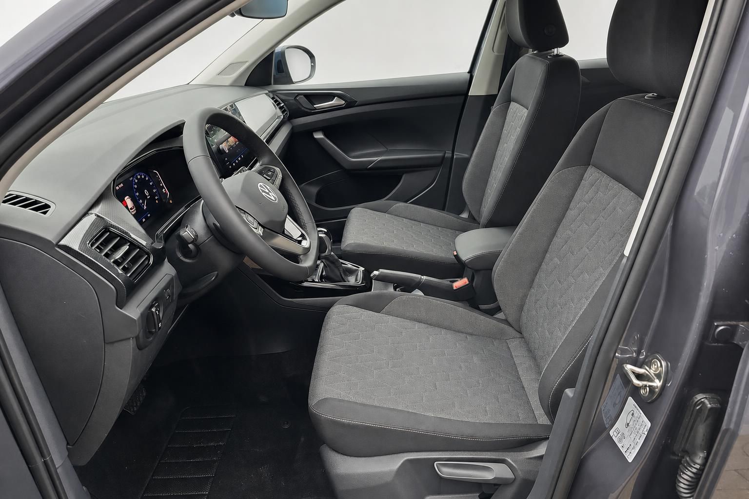 VW T-Cross Innenraum Cockpit mit Lenkrad und Vordersitzen